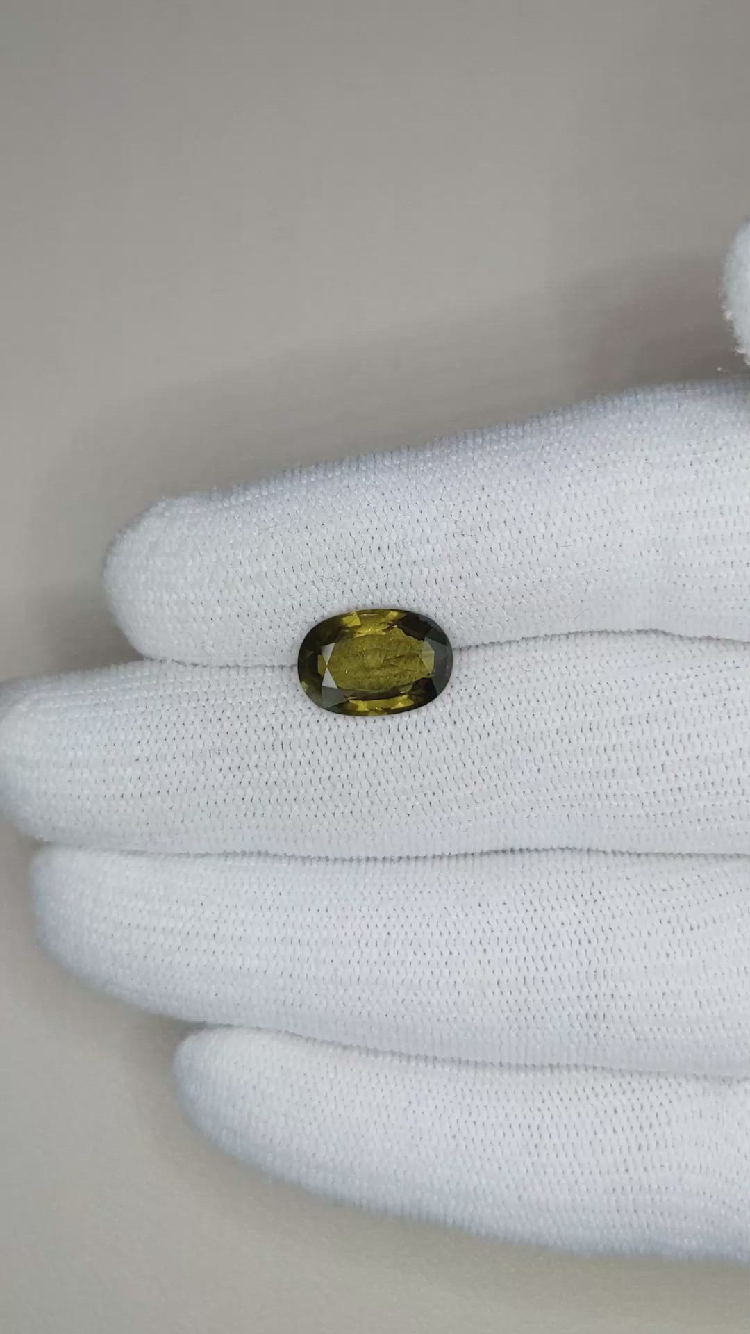 4.98 Ct. Yellowish Green Sapphire from Ceylon (Sri Lanka) Size Video