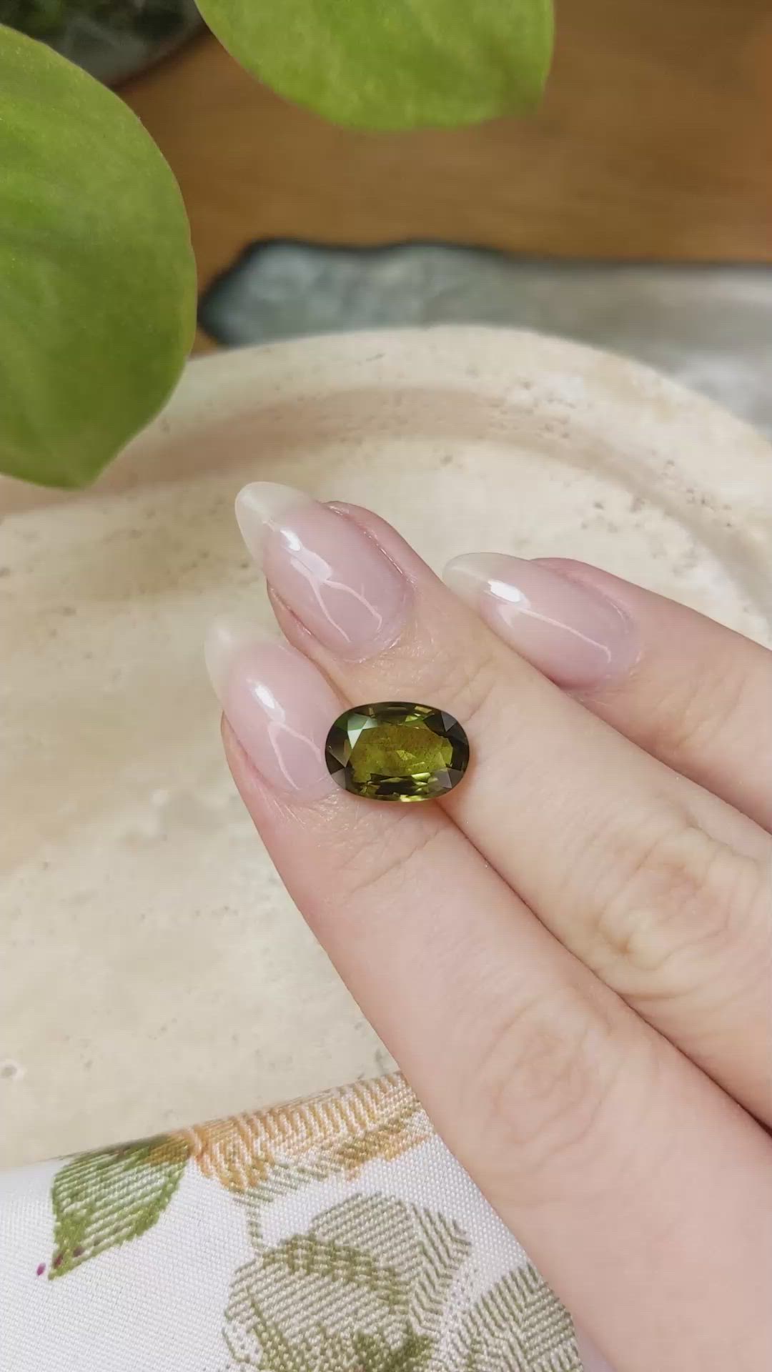4.98 Ct. Yellowish Green Sapphire from Ceylon (Sri Lanka) Size Video