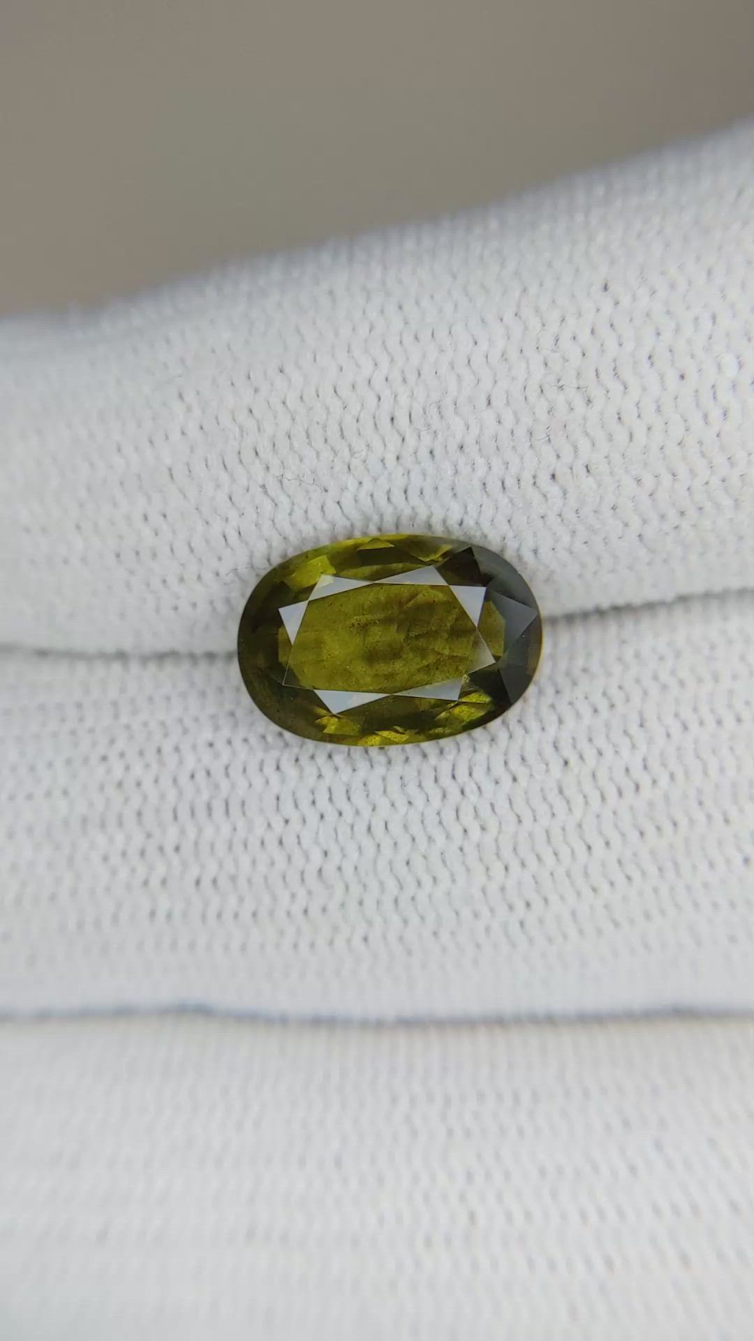 4.98 Ct. Yellowish Green Sapphire from Ceylon (Sri Lanka) Size Video