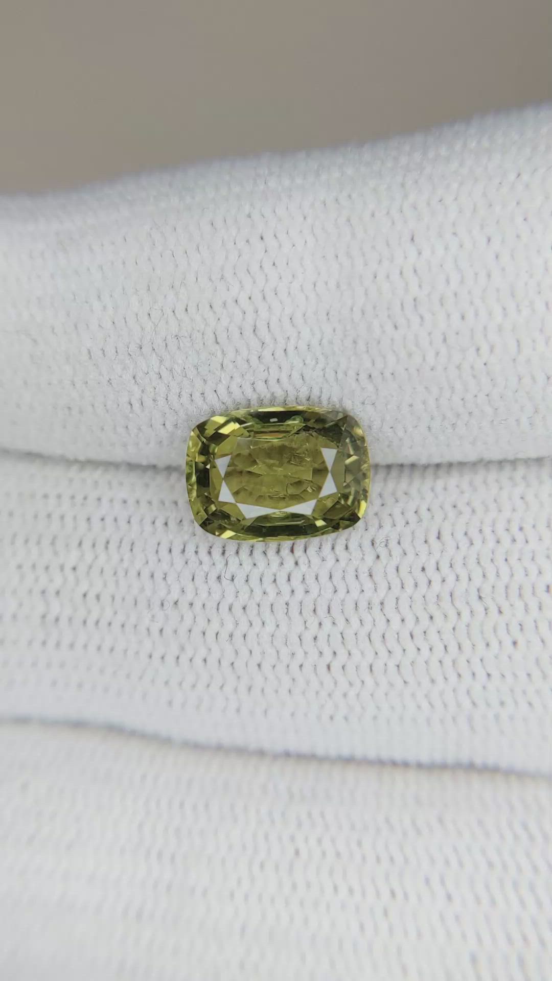 3.06 Ct. Greenish Yellow Sapphire from Ceylon (Sri Lanka) Size Video