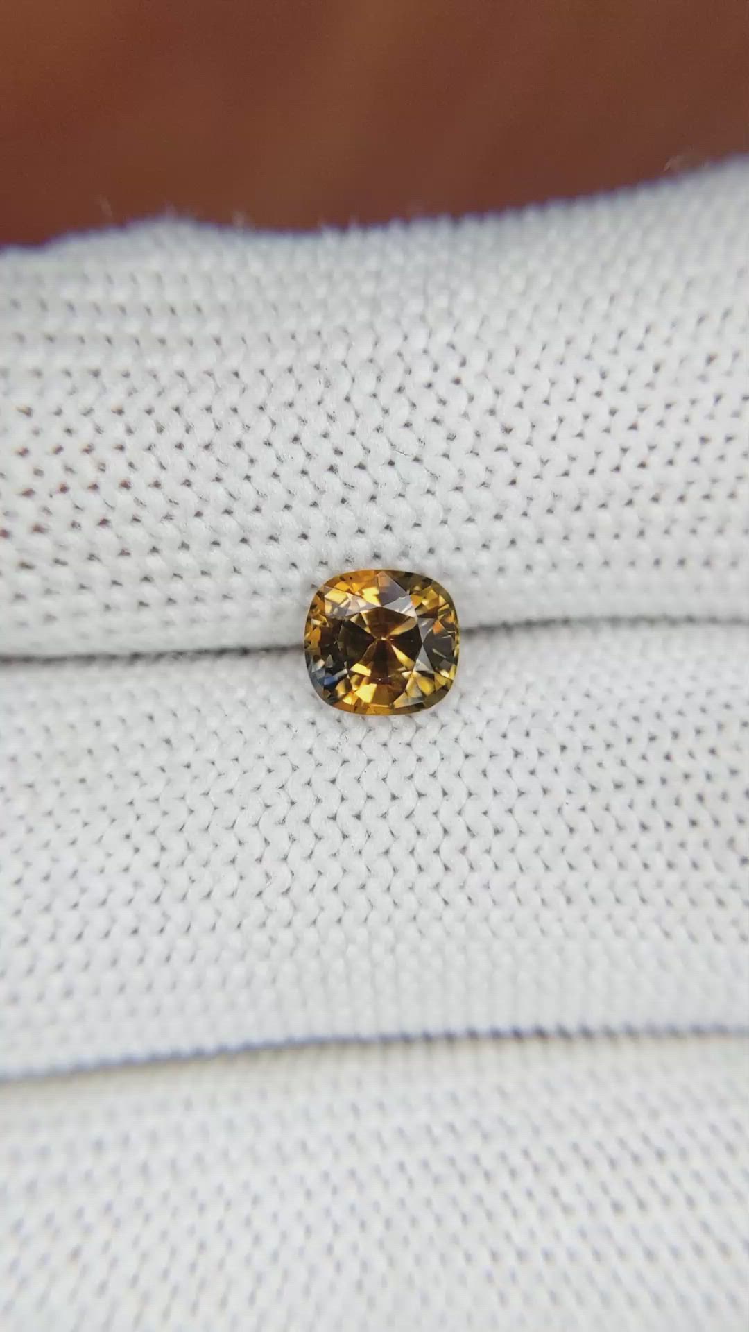 1.27 Ct. Bi Color Sapphire from Ceylon (Sri Lanka) Size Video