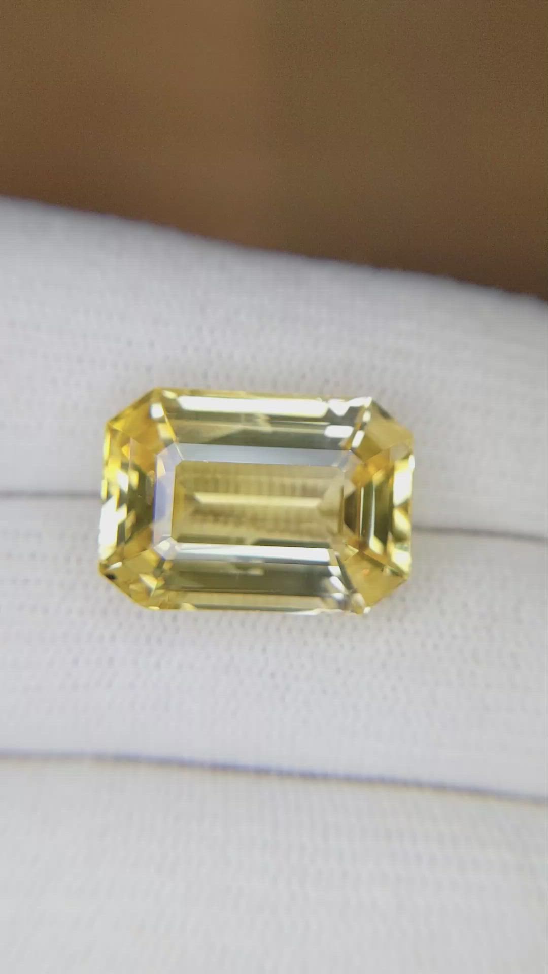 18.62 Ct. Yellow Sapphire from Ceylon (Sri Lanka) Size Video
