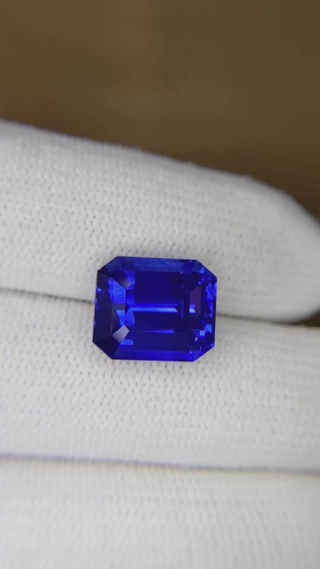 8.27 Ct. Blue Sapphire from Ceylon (Sri Lanka) Size Video