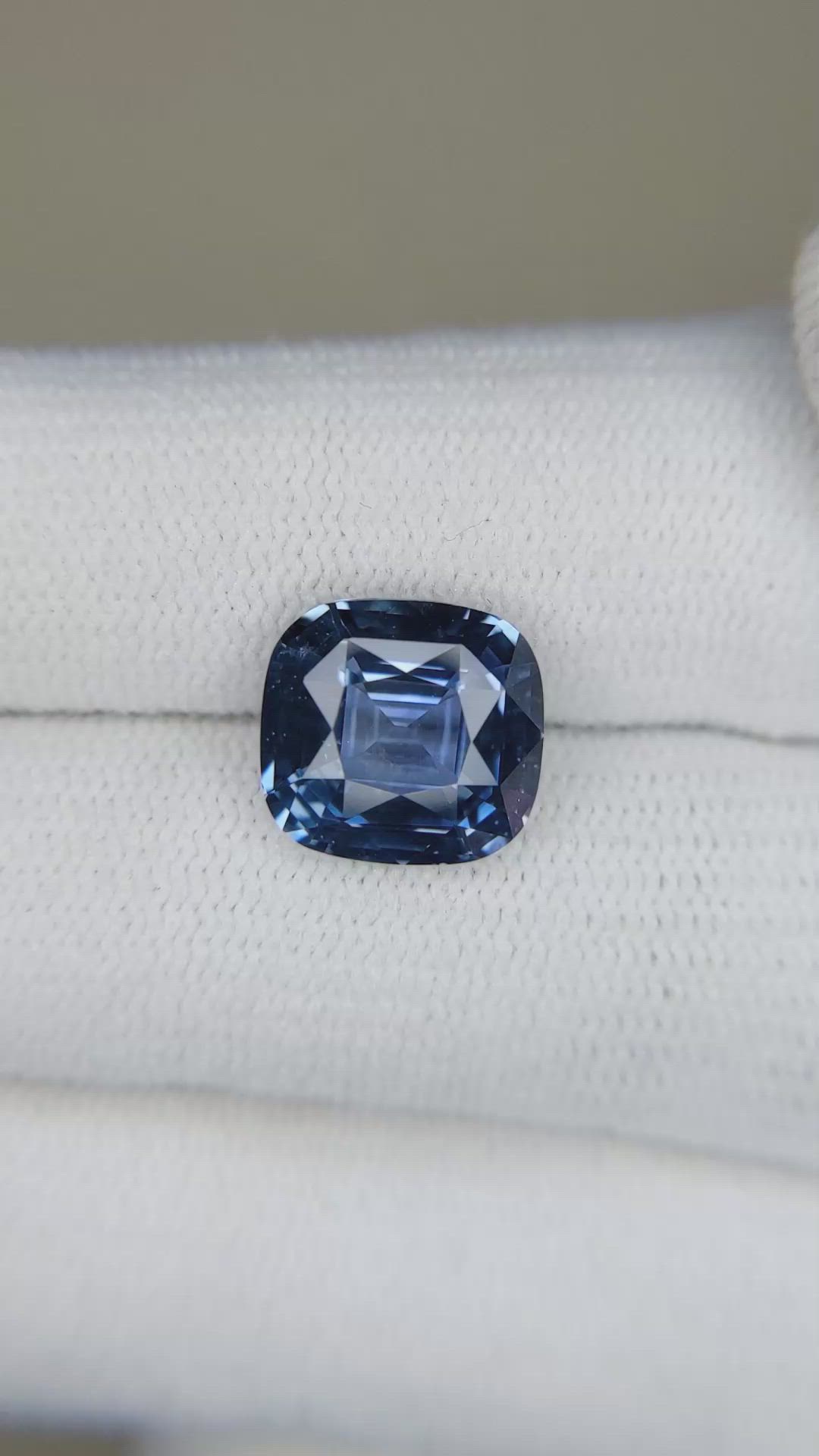 4.61 Ct. Blue Sapphire from Ceylon (Sri Lanka) Size Video