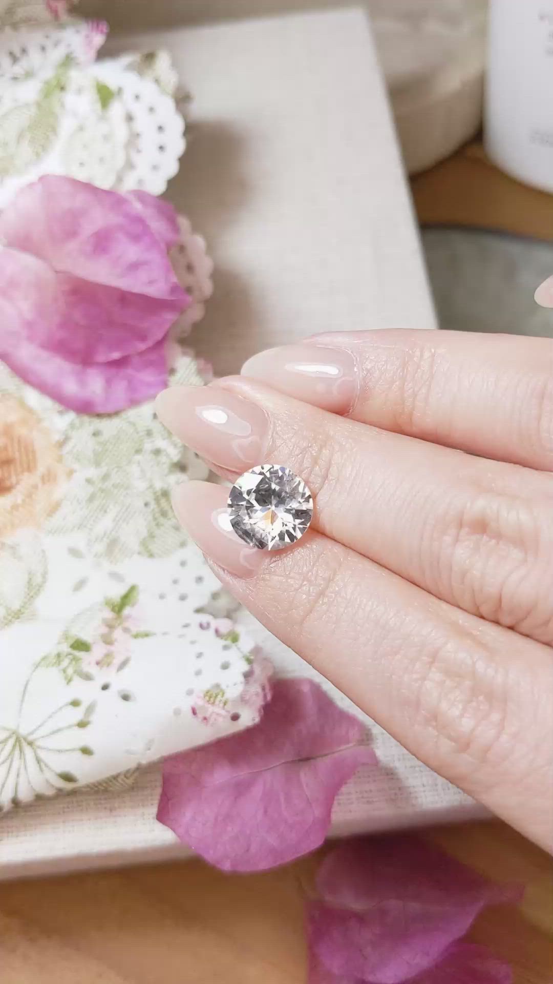 4.89 Ct. White Sapphire from Ceylon (Sri Lanka) Size Video