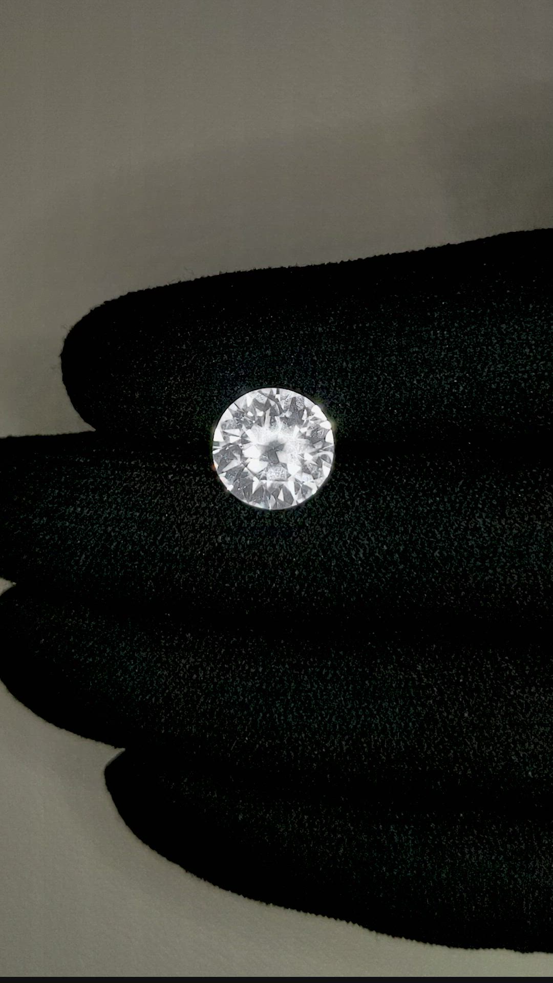 4.89 Ct. White Sapphire from Ceylon (Sri Lanka) Size Video