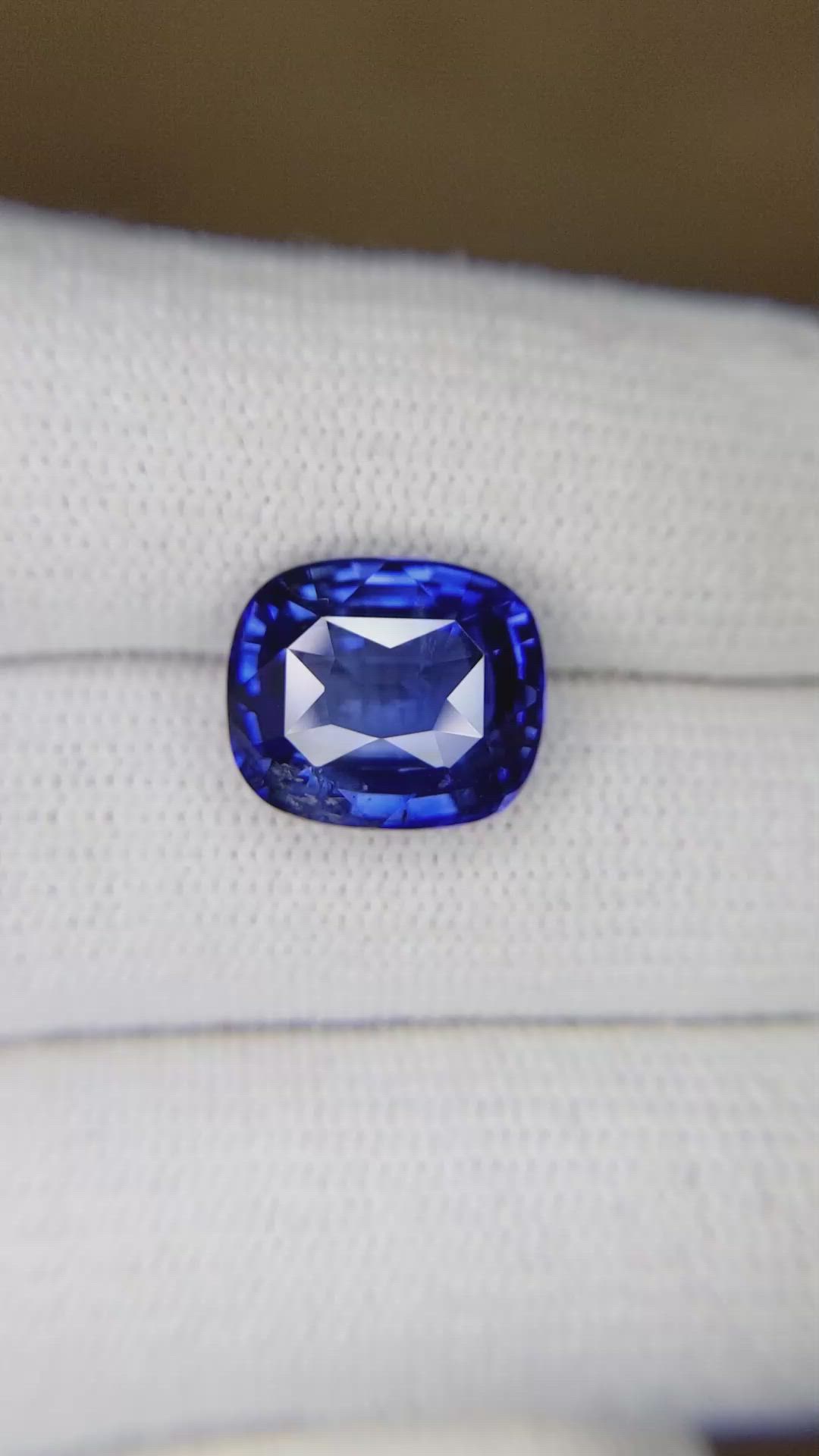 8.58 Ct. Blue Sapphire from Ceylon (Sri Lanka) Size Video