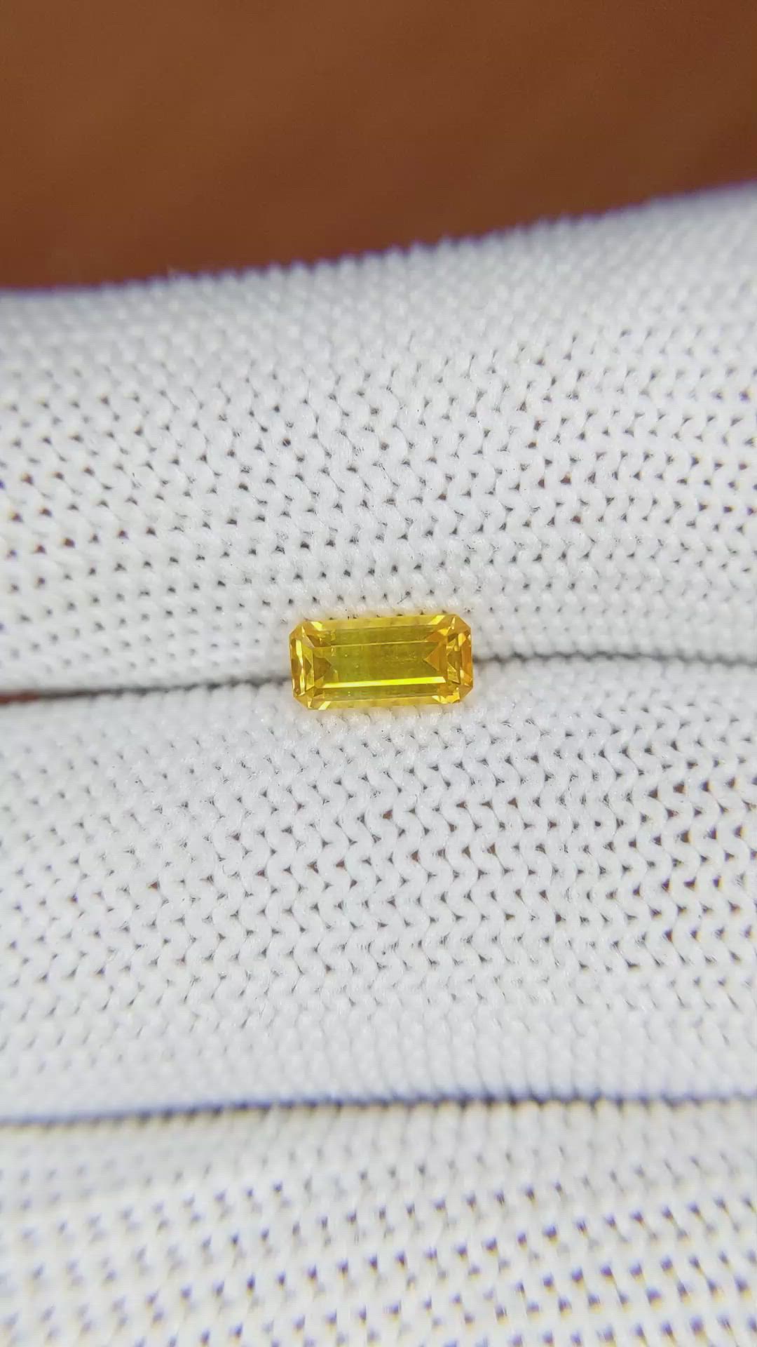 0.89 Ct. Yellowish Orange Sapphire from Ceylon (Sri Lanka) Size Video