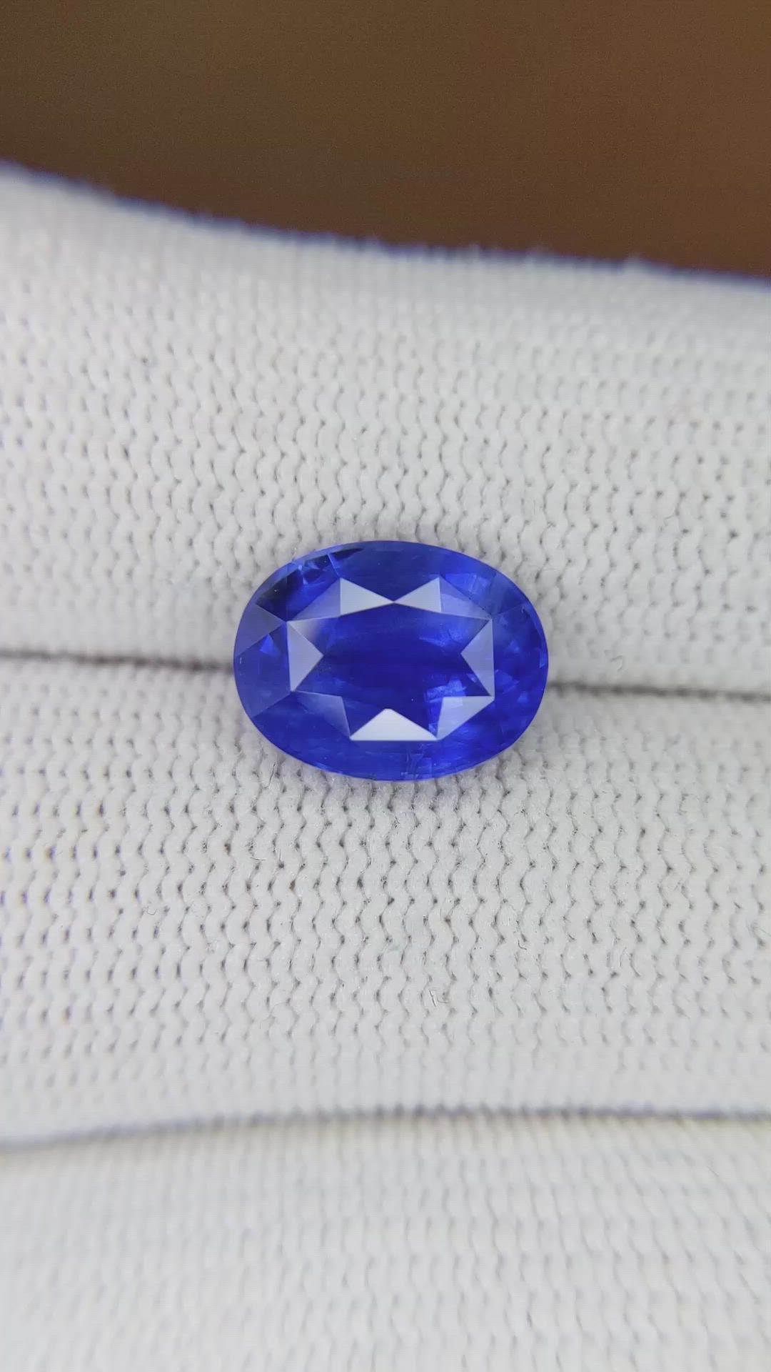 4.55 Ct. Blue Sapphire from Ceylon (Sri Lanka) Size Video