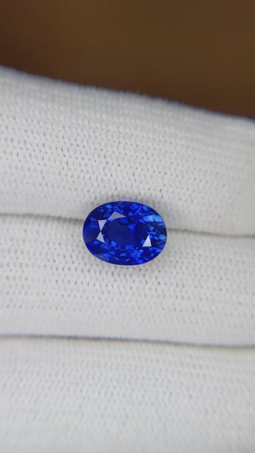 4.00 Ct. Blue Sapphire from Ceylon (Sri Lanka) Size Video