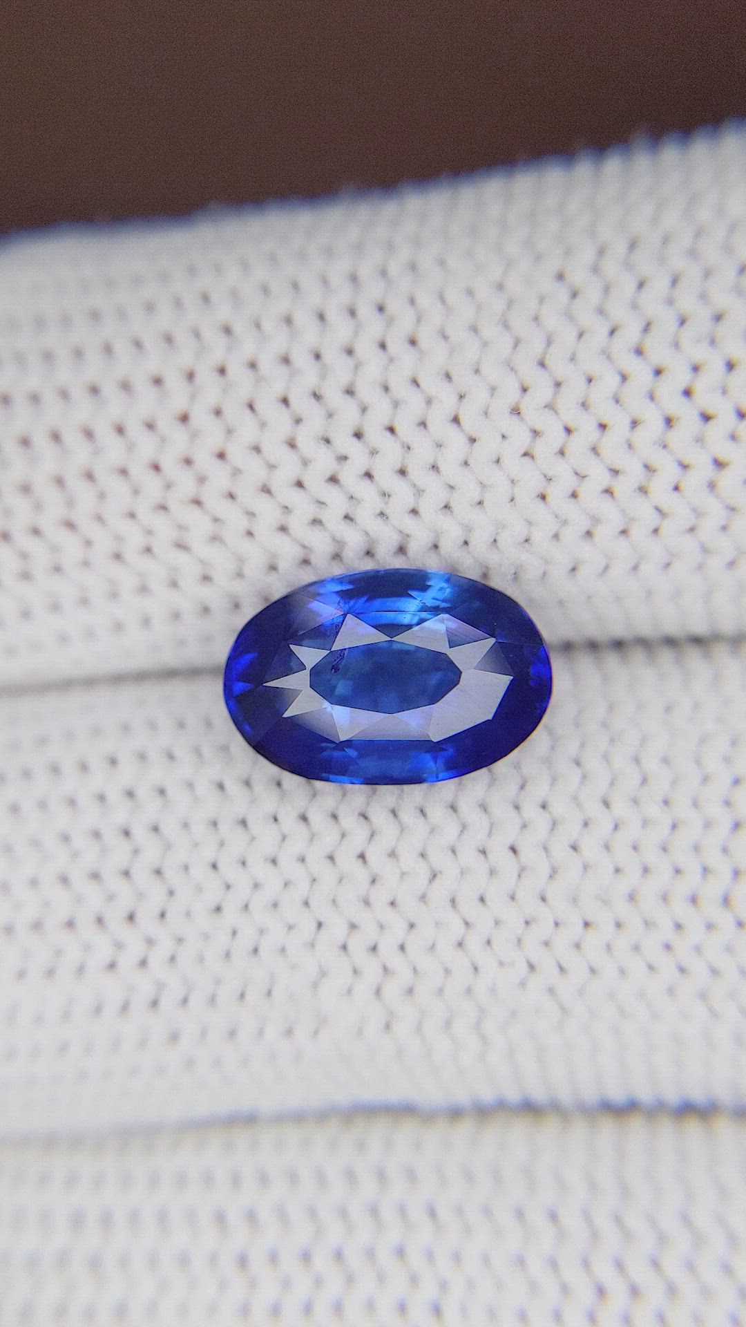 4.56 Ct. Blue Sapphire from Ceylon (Sri Lanka) Size Video
