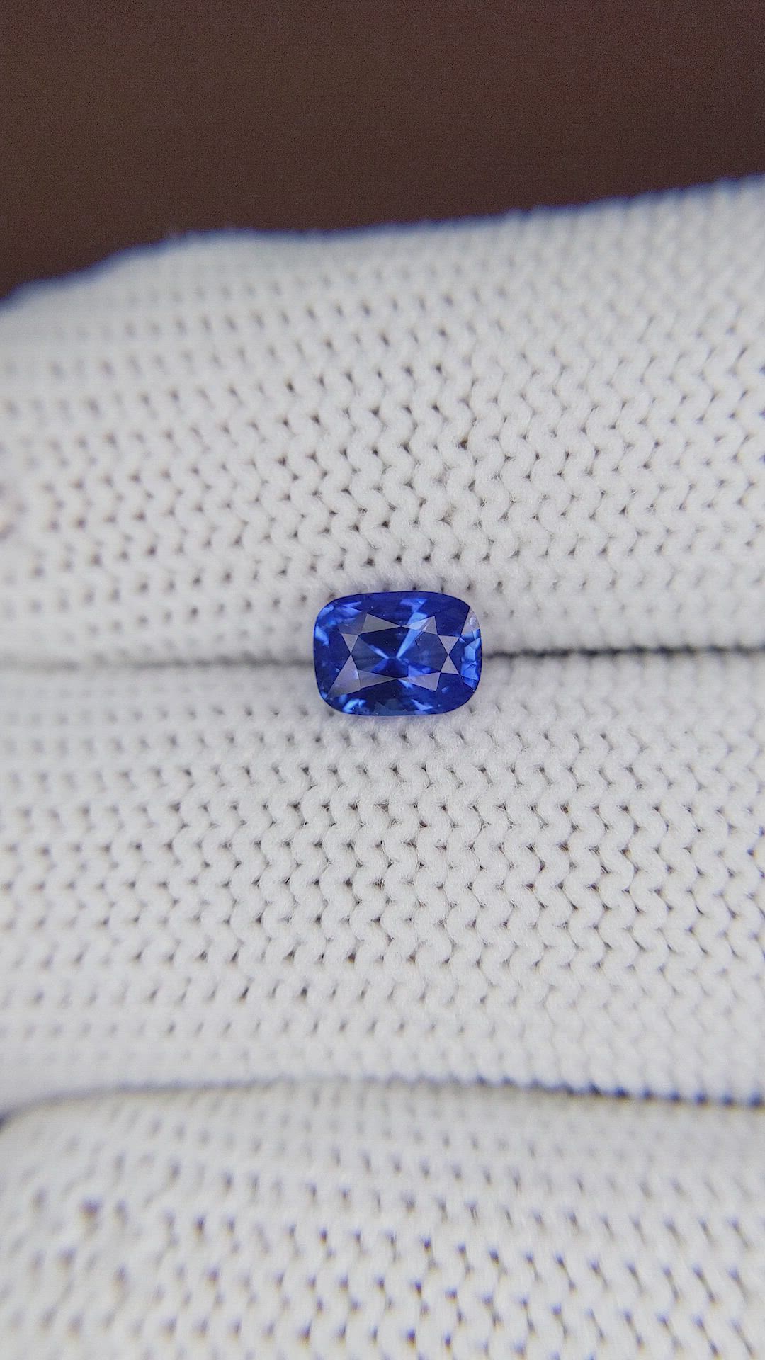 1.00 Ct. Blue Sapphire from Ceylon (Sri Lanka) Size Video