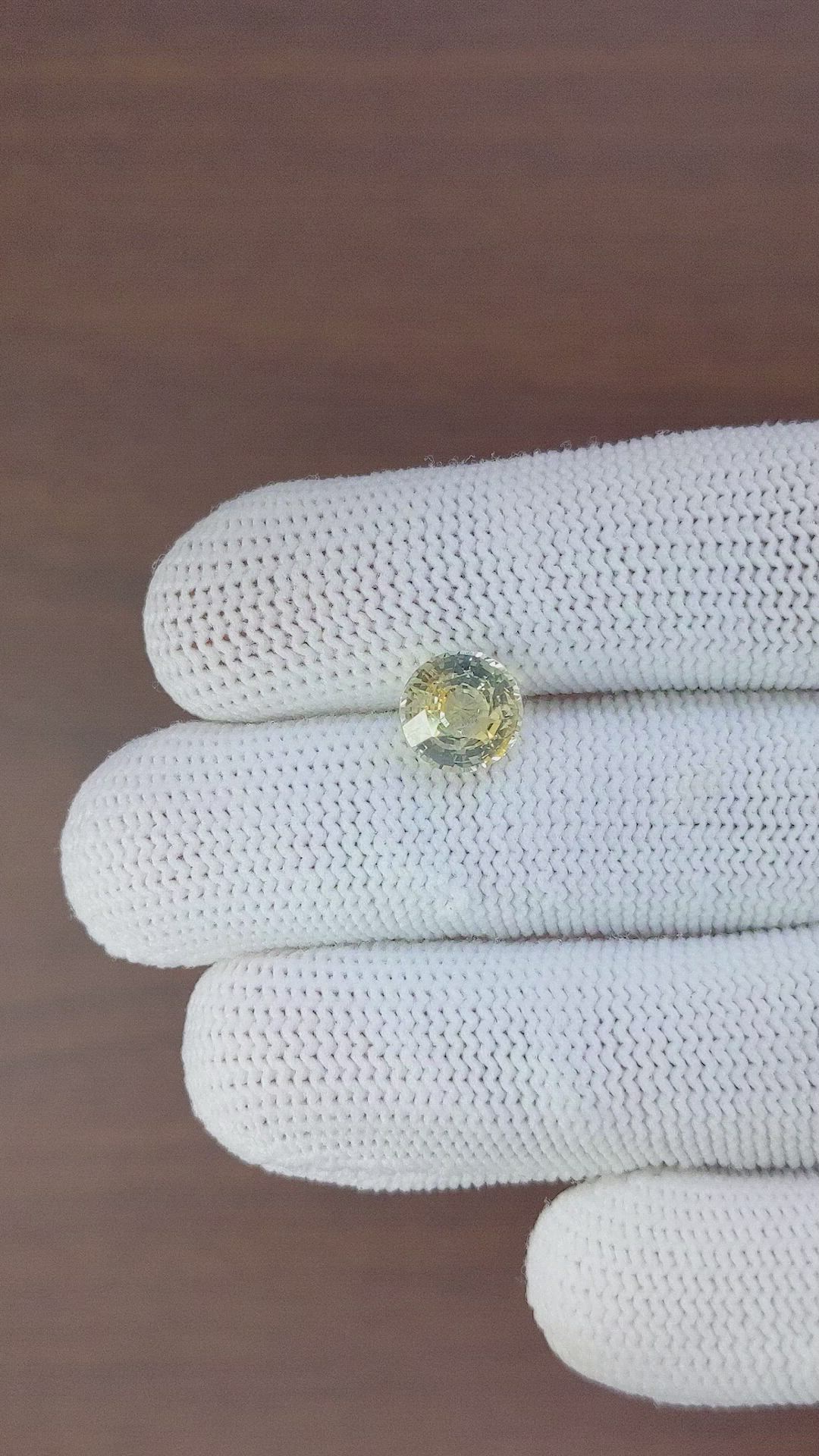 3.64 Ct. Bi Color Sapphire from Ceylon (Sri Lanka) Size Video