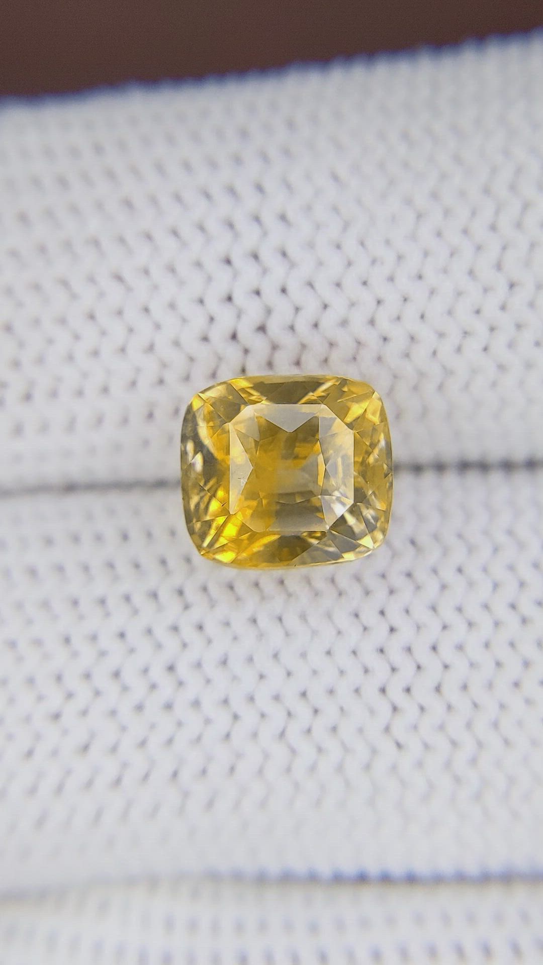 4.58 Ct. Bi Color Sapphire from Ceylon (Sri Lanka) Size Video