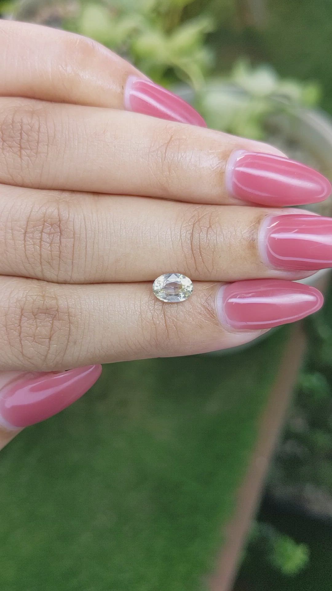 1.00 Ct. Bi Color Sapphire from Ceylon (Sri Lanka) Size Video