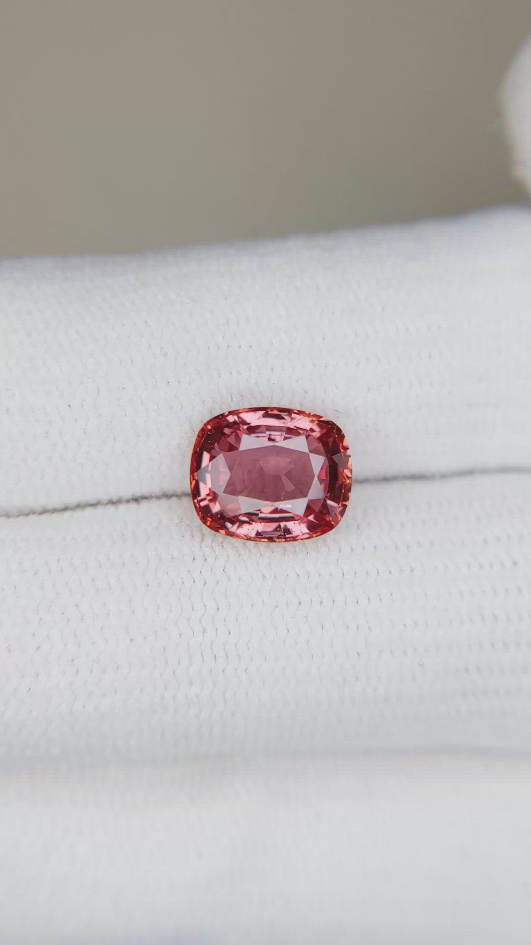2.78 Ct. Padparadscha Sapphire from Ceylon (Sri Lanka) Size Video