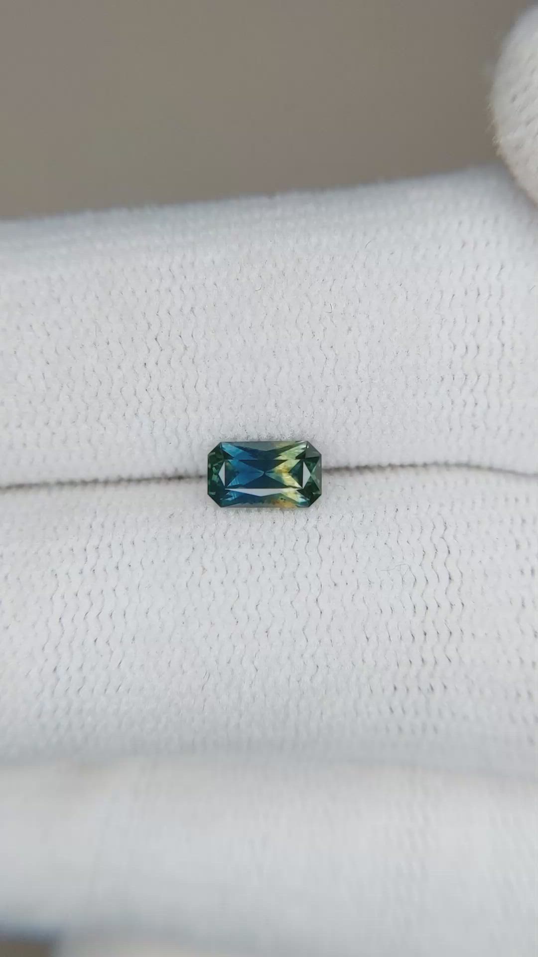 0.51 Ct. Bi Color Sapphire from Ceylon (Sri Lanka) Size Video