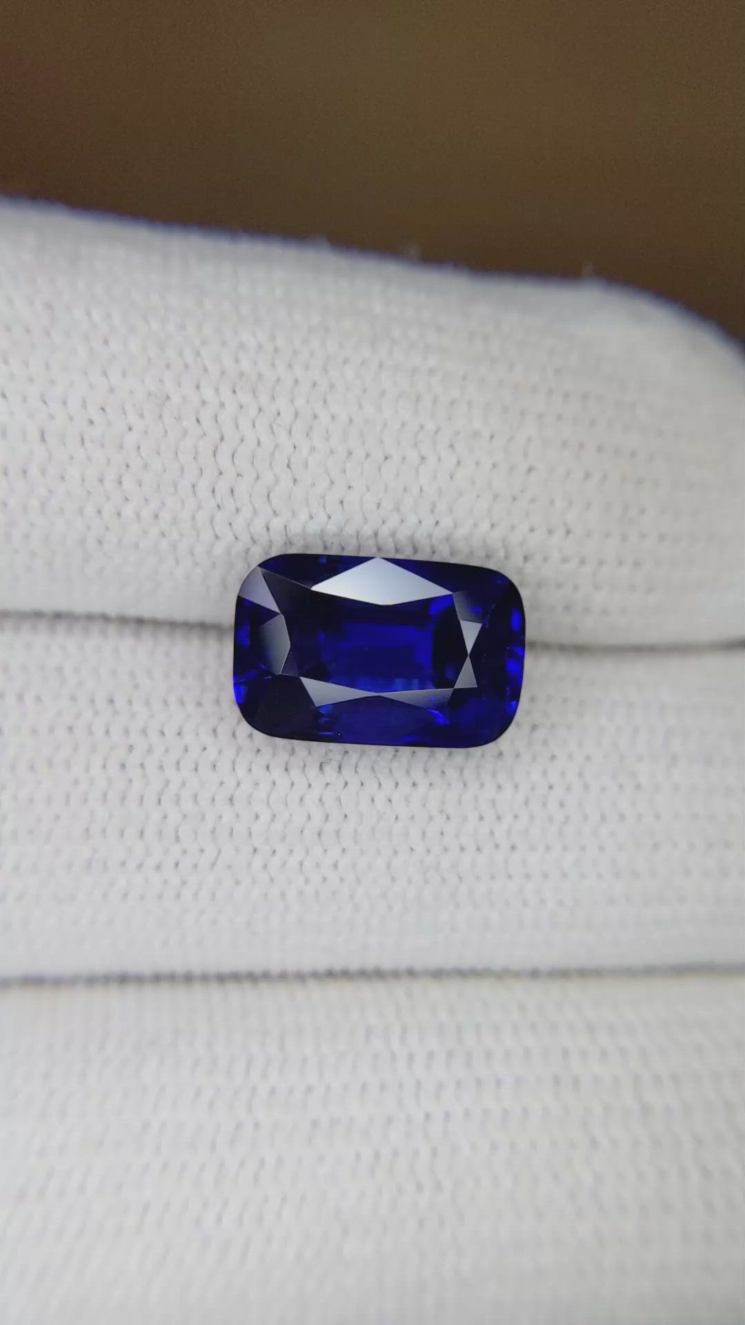 4.95 Ct. Blue Sapphire from Ceylon (Sri Lanka) Size Video