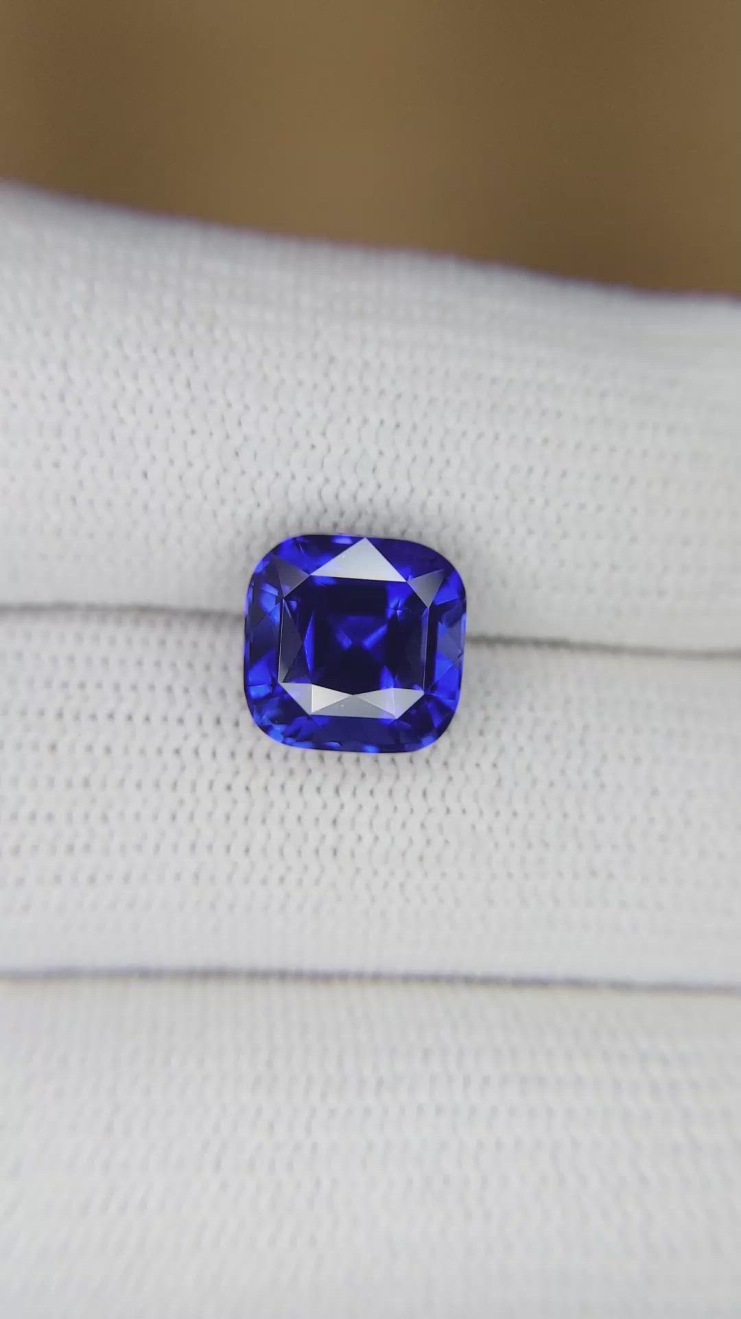 5.01 Ct. Blue Sapphire from Ceylon (Sri Lanka) Size Video