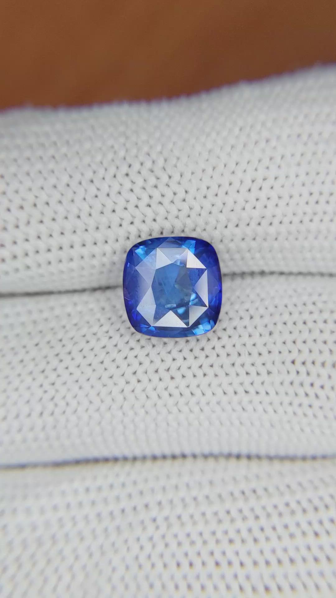 3.70 Ct. Blue Sapphire from Ceylon (Sri Lanka) Size Video