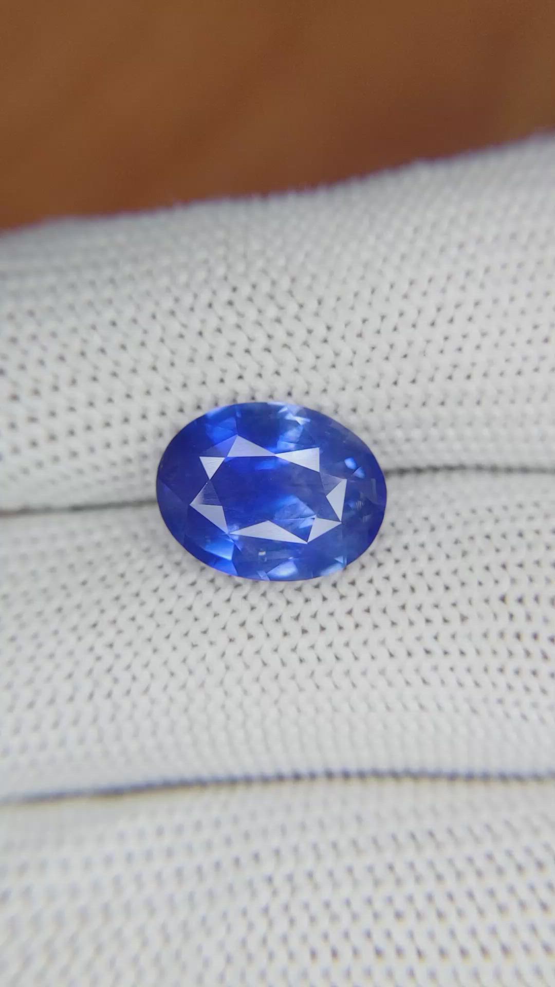 5.51 Ct. Blue Sapphire from Ceylon (Sri Lanka) Size Video