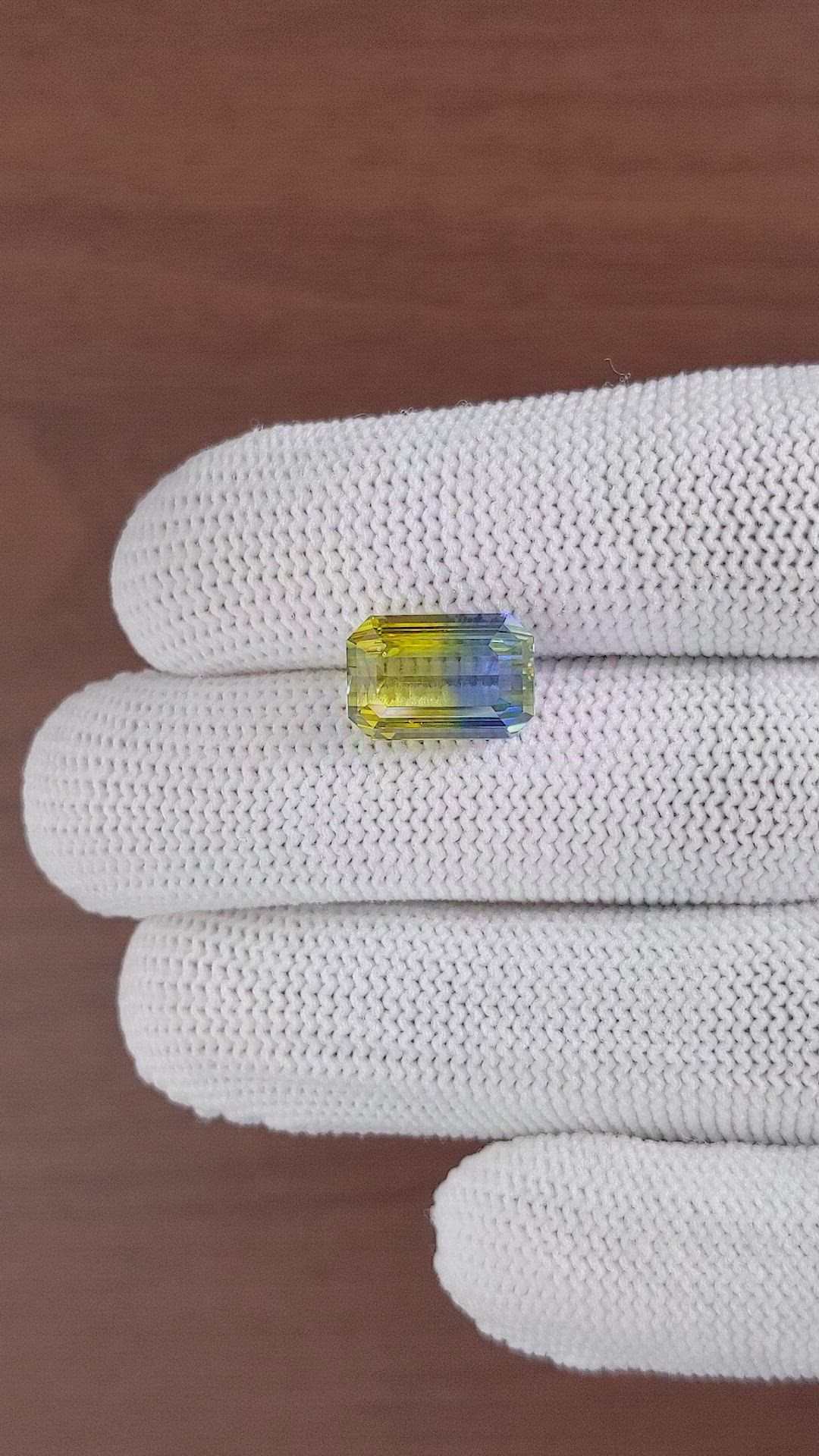 8.60 Ct. Bi Color Sapphire from Ceylon (Sri Lanka) Size Video