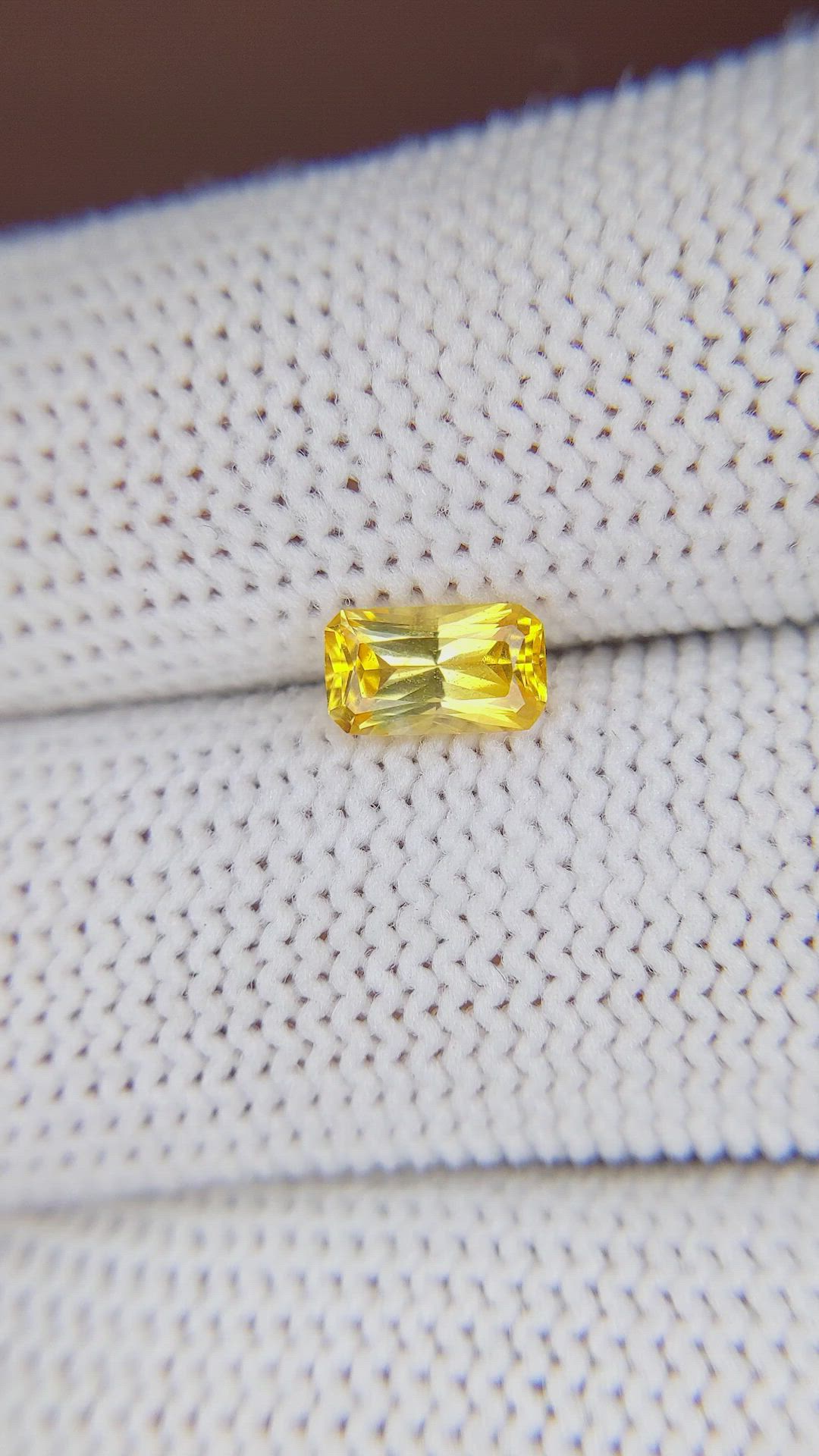 1.00 Ct. Yellow Sapphire from Ceylon (Sri Lanka) Size Video