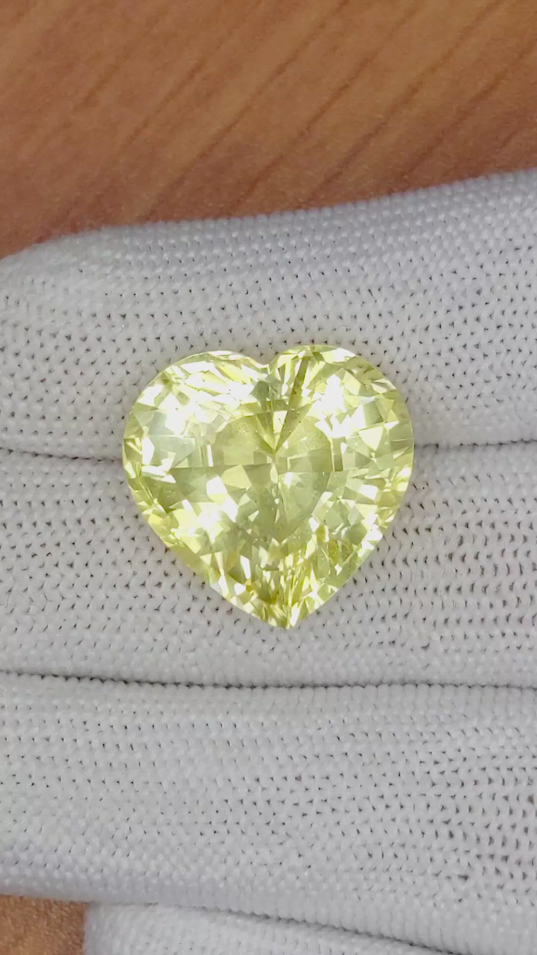 28.08 Ct. Yellow Sapphire from Ceylon (Sri Lanka) Size Video
