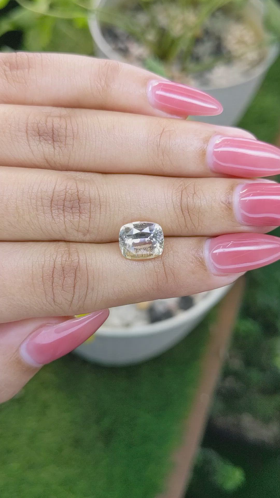 4.19 Ct. Bi Color Sapphire from Ceylon (Sri Lanka) Size Video