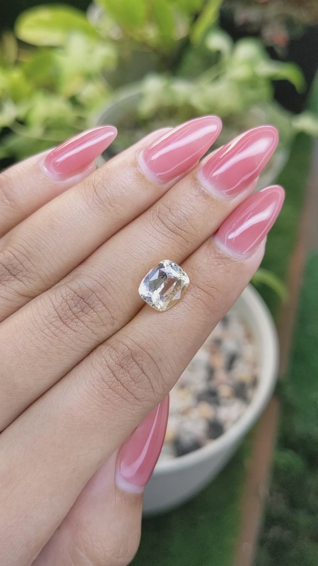 4.19 Ct. Bi Color Sapphire from Ceylon (Sri Lanka) Size Video
