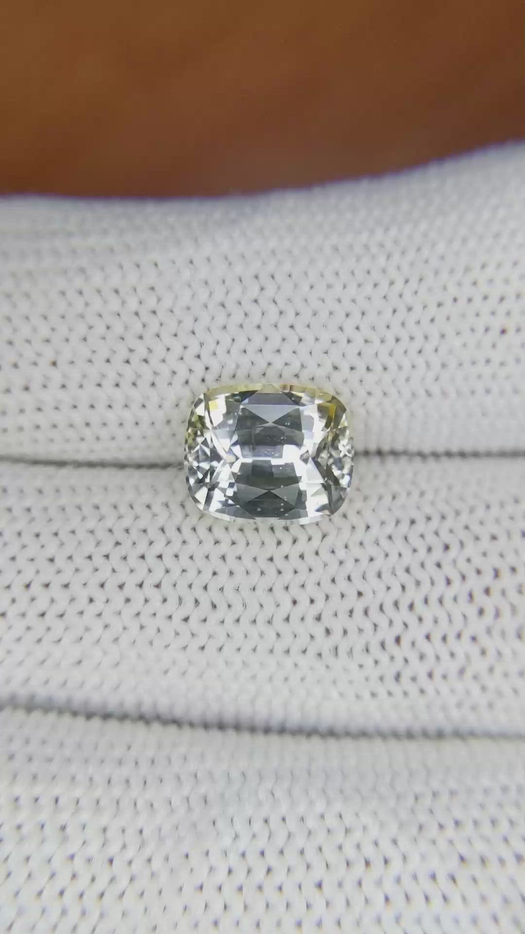 4.19 Ct. Bi Color Sapphire from Ceylon (Sri Lanka) Size Video