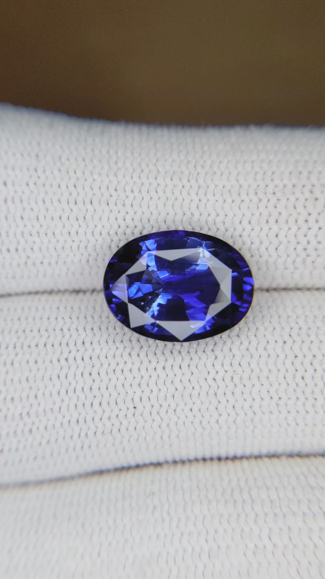 6.91 Ct. Blue Sapphire from Ceylon (Sri Lanka) Size Video