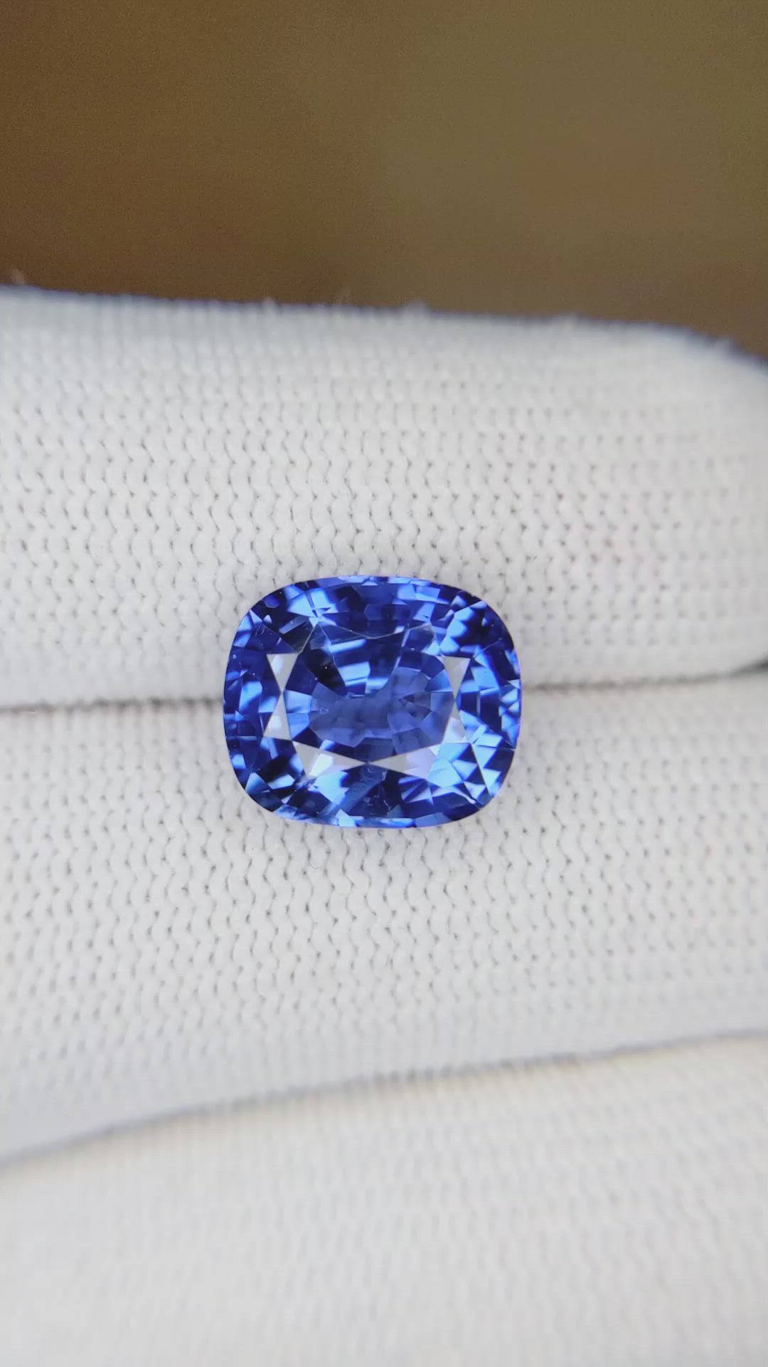 6.82 Ct. Blue Sapphire from Ceylon (Sri Lanka) Size Video