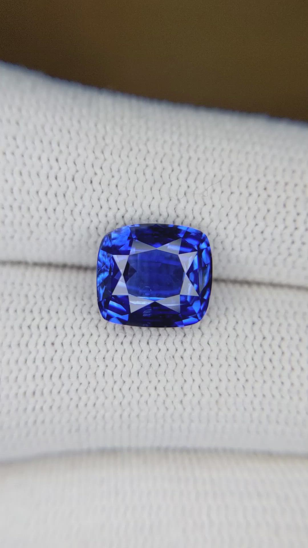 5.06 Ct. Blue Sapphire from Ceylon (Sri Lanka) Size Video