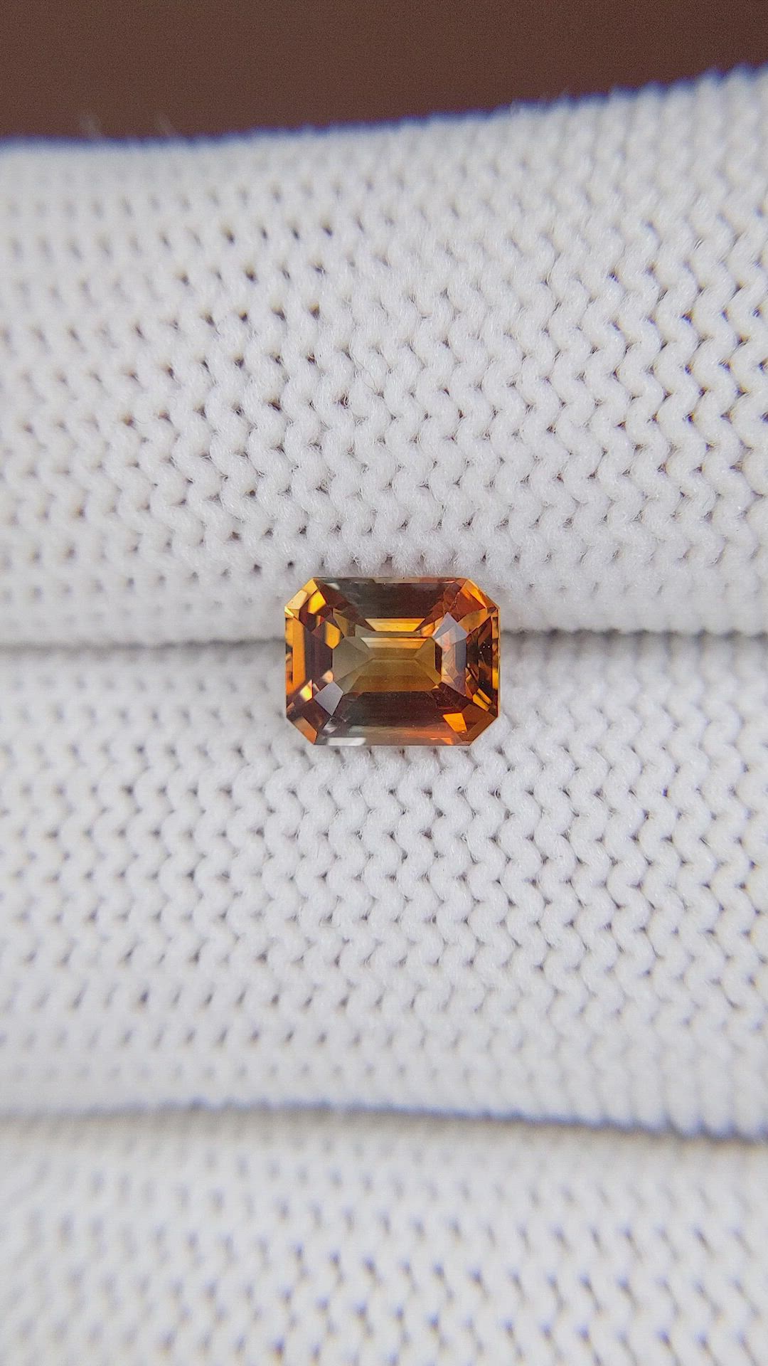 1.59 Ct. Bi Color Sapphire from Ceylon (Sri Lanka) Size Video