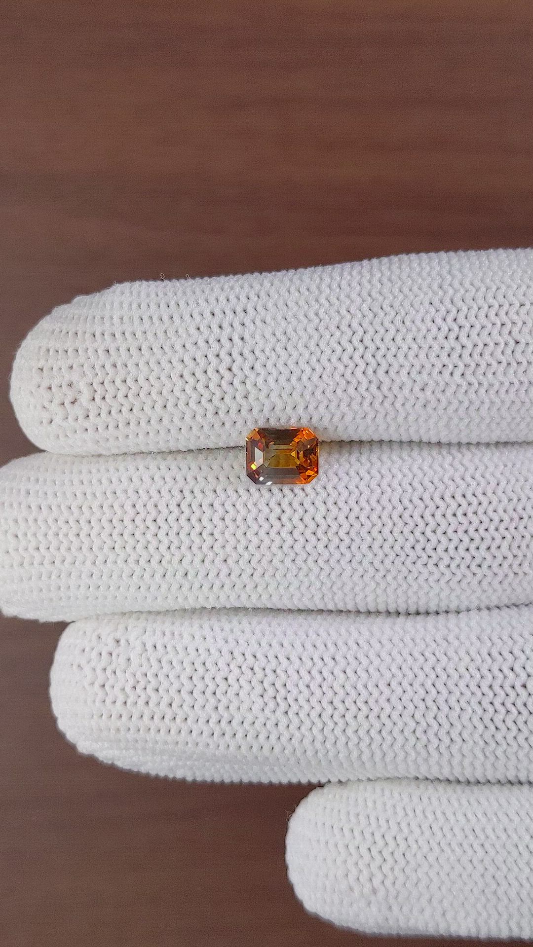 1.59 Ct. Bi Color Sapphire from Ceylon (Sri Lanka) Size Video
