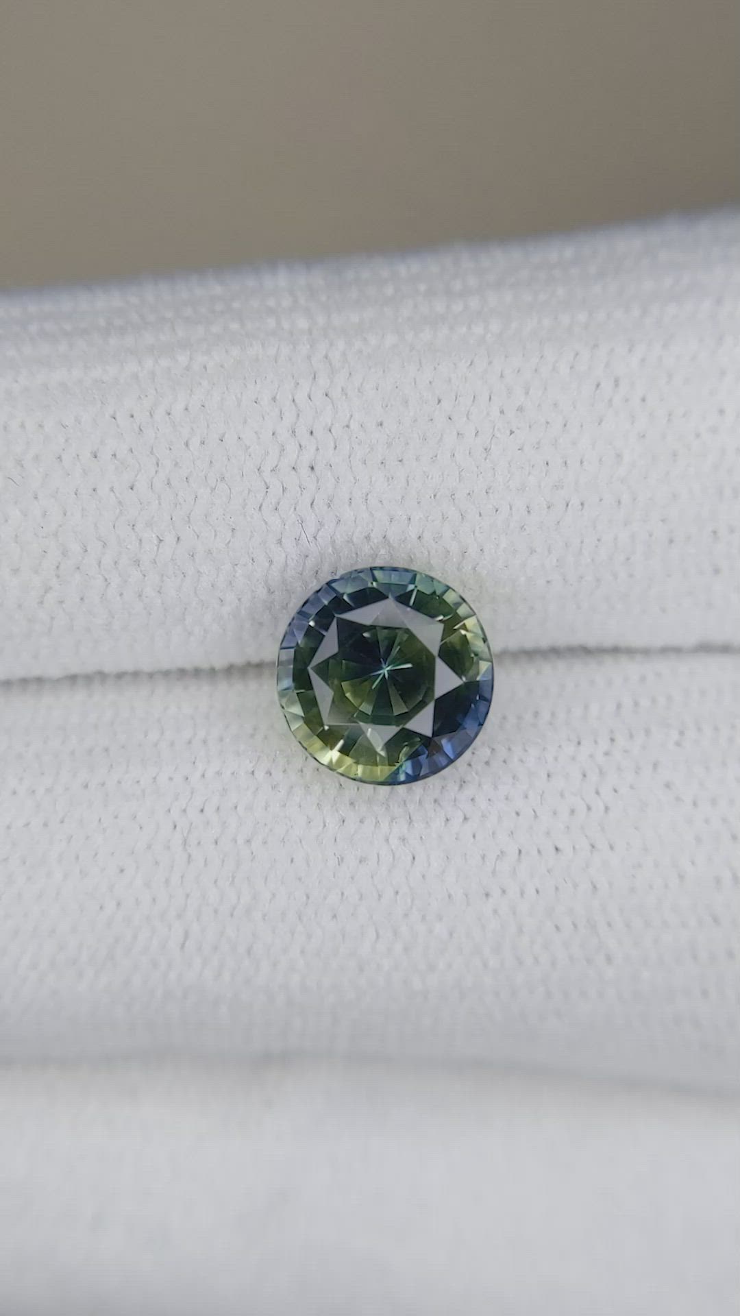 2.70 Ct. Bi Color Sapphire from Ceylon (Sri Lanka) Size Video