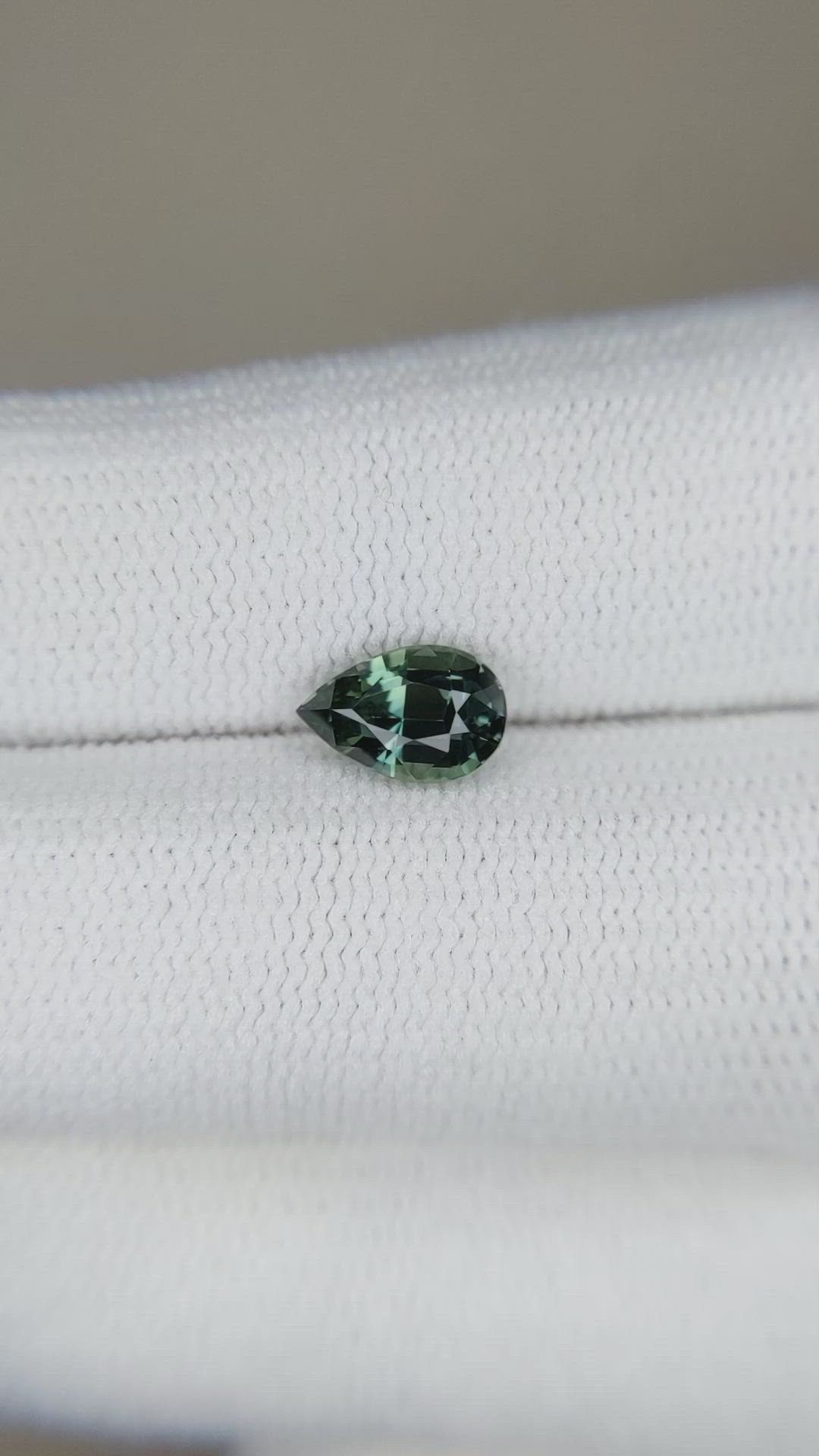 1.00 Ct. Green Sapphire from Ceylon (Sri Lanka) Size Video