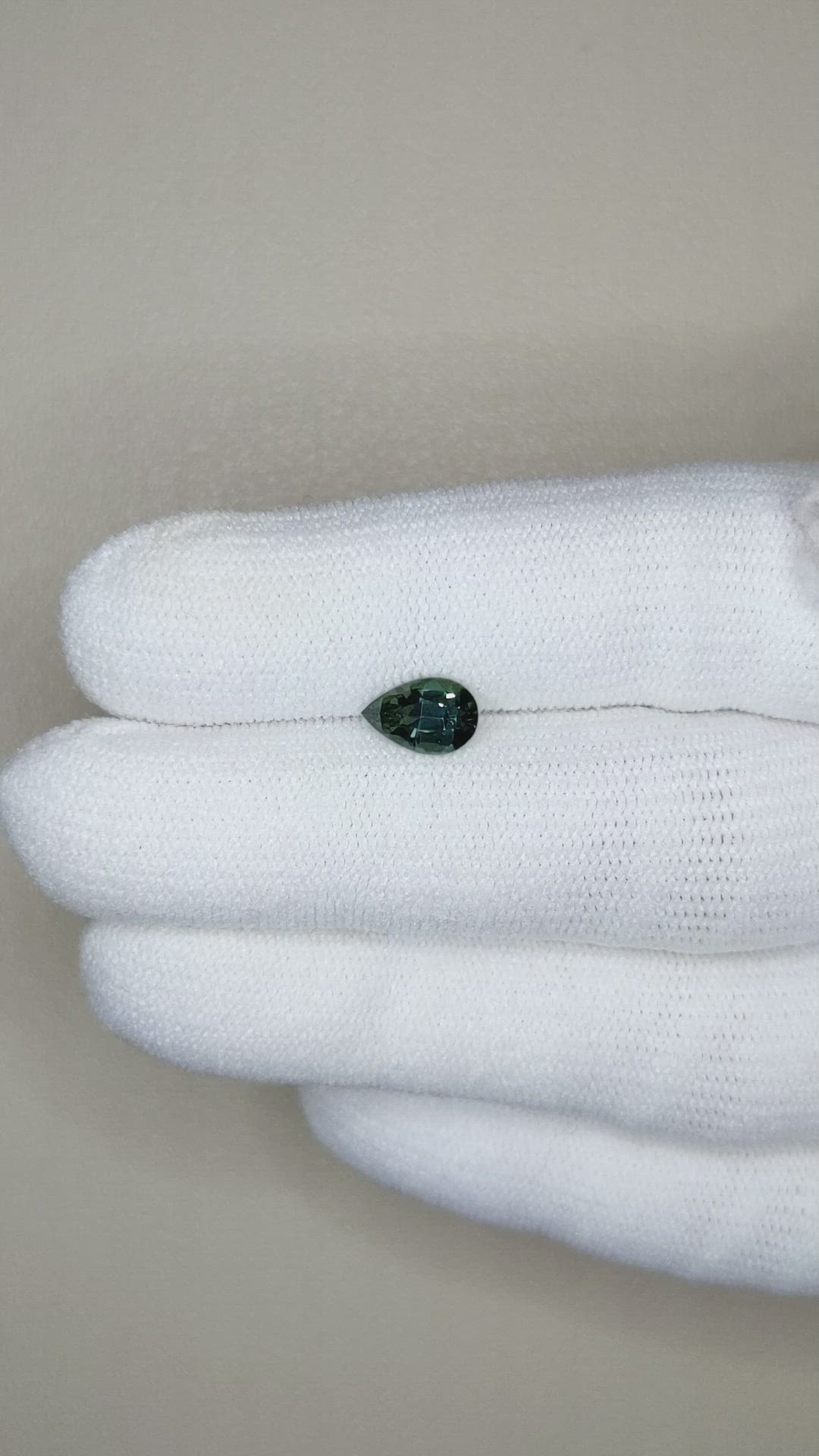 1.00 Ct. Green Sapphire from Ceylon (Sri Lanka) Size Video