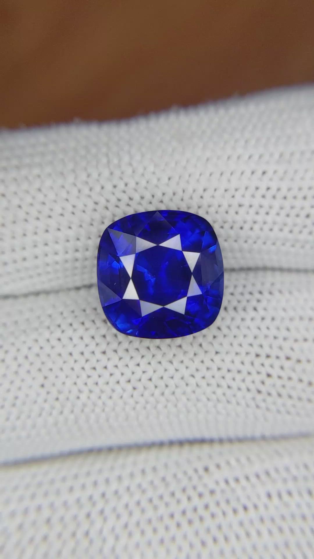 9.04 Ct. Blue Sapphire from Ceylon (Sri Lanka) Size Video