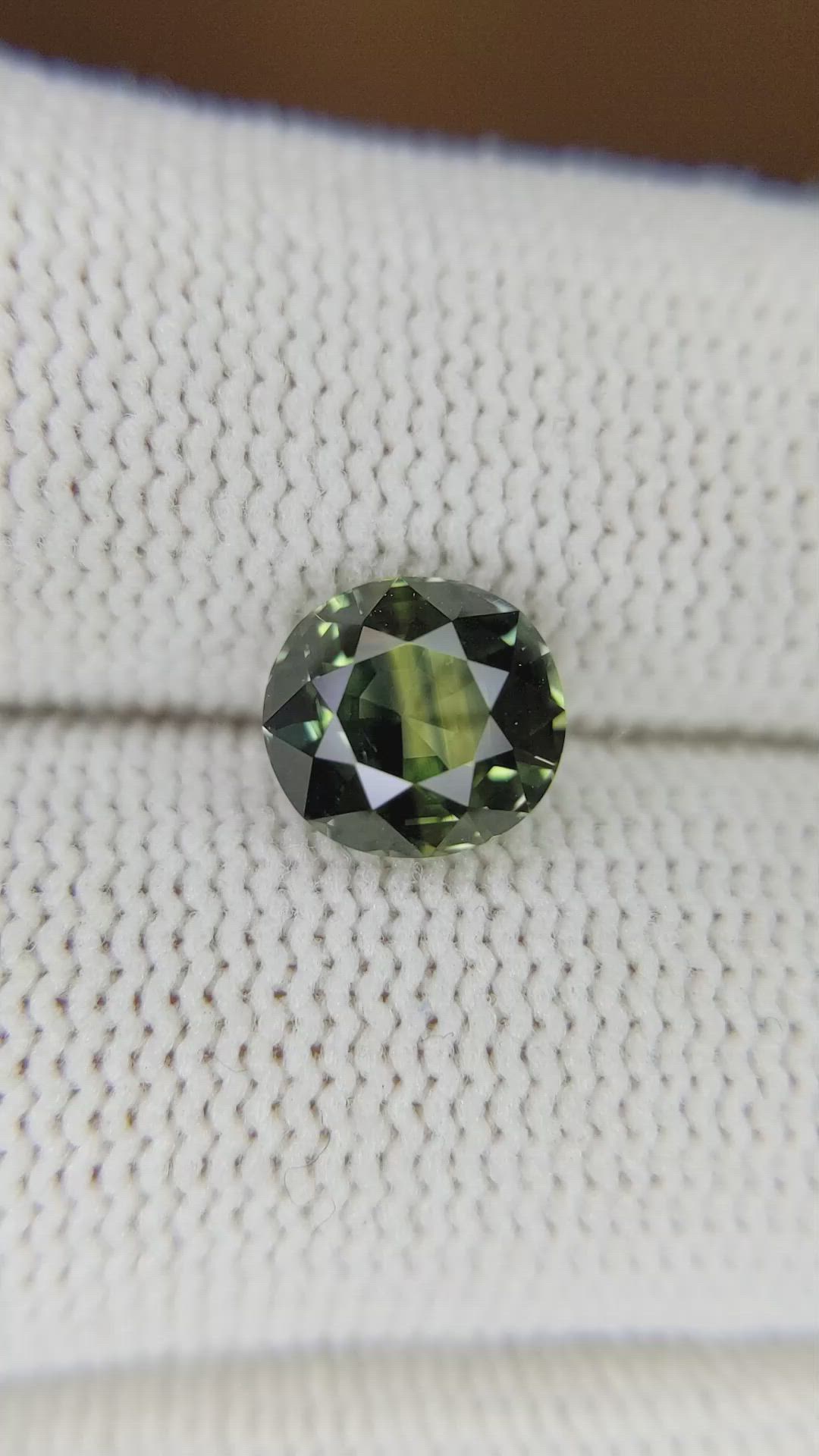 2.05 Ct. Bi Color Sapphire from Ceylon (Sri Lanka) Size Video