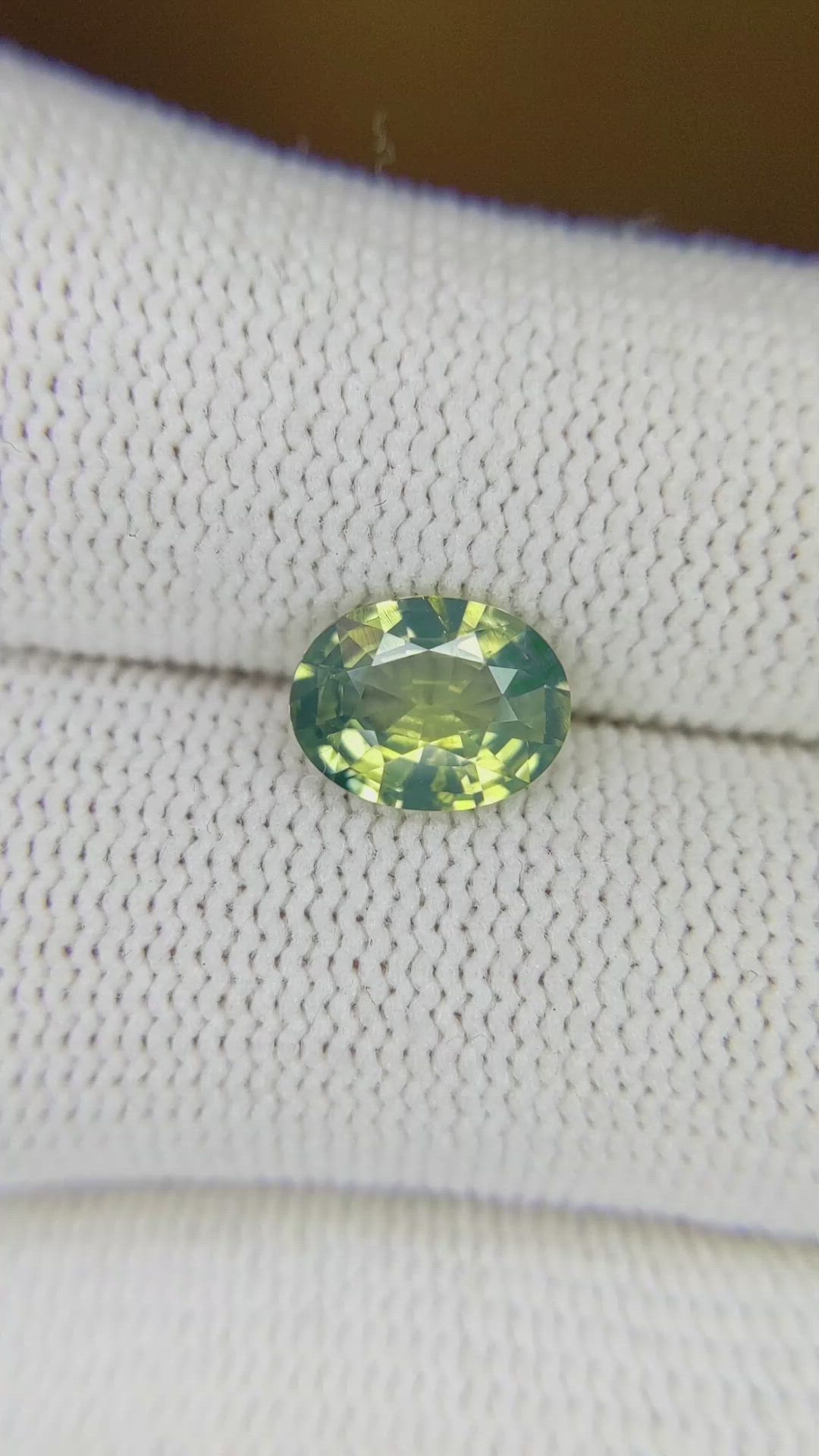 1.61 Ct. Bi Color Sapphire from Ceylon (Sri Lanka) Size Video