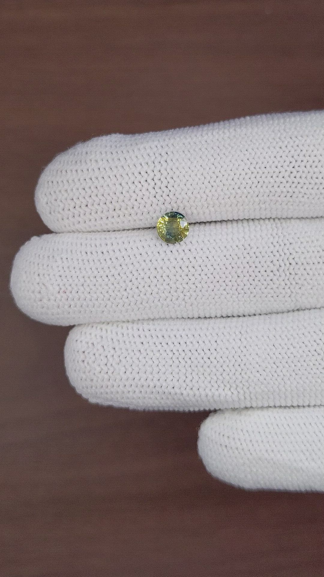 0.84 Ct. Bi Color Sapphire from Ceylon (Sri Lanka) Size Video