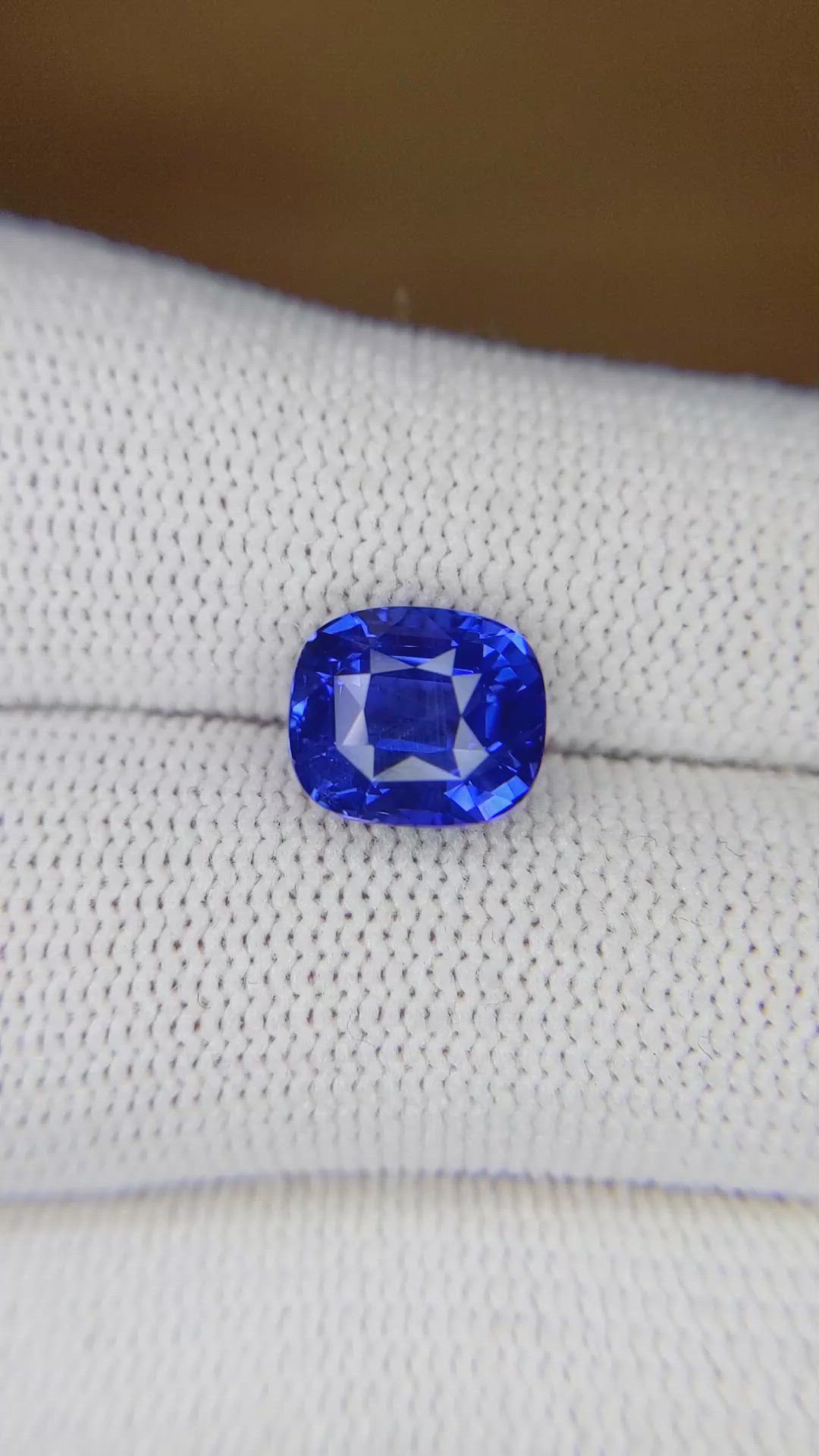 4.21 Ct. Blue Sapphire from Ceylon (Sri Lanka) Size Video