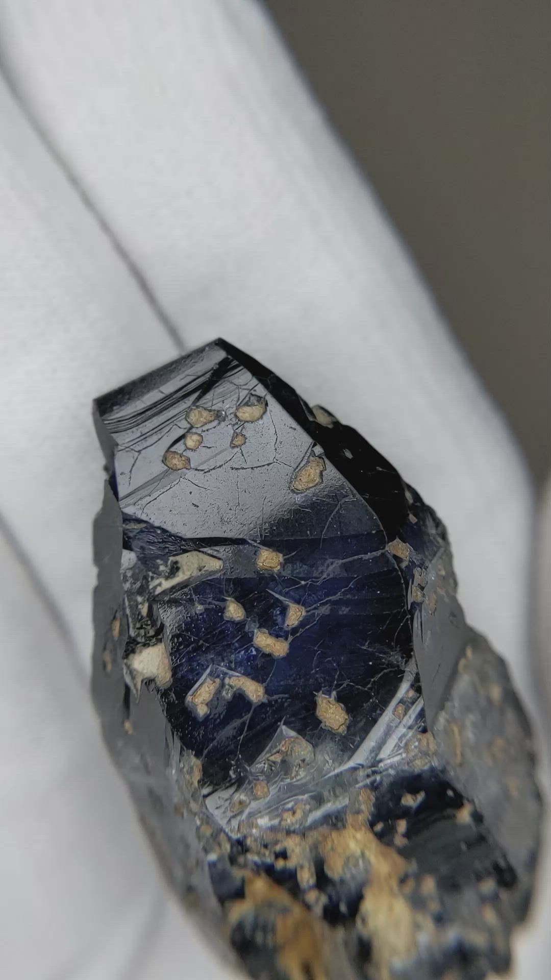 141.42 Ct. Blue Sapphire Crystal from Ceylon (Sri Lanka) Size Video