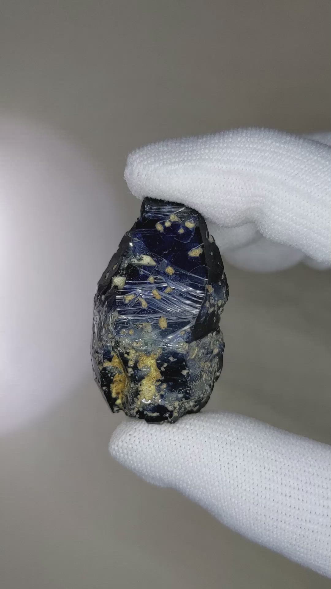 141.42 Ct. Blue Sapphire Crystal from Ceylon (Sri Lanka) Size Video