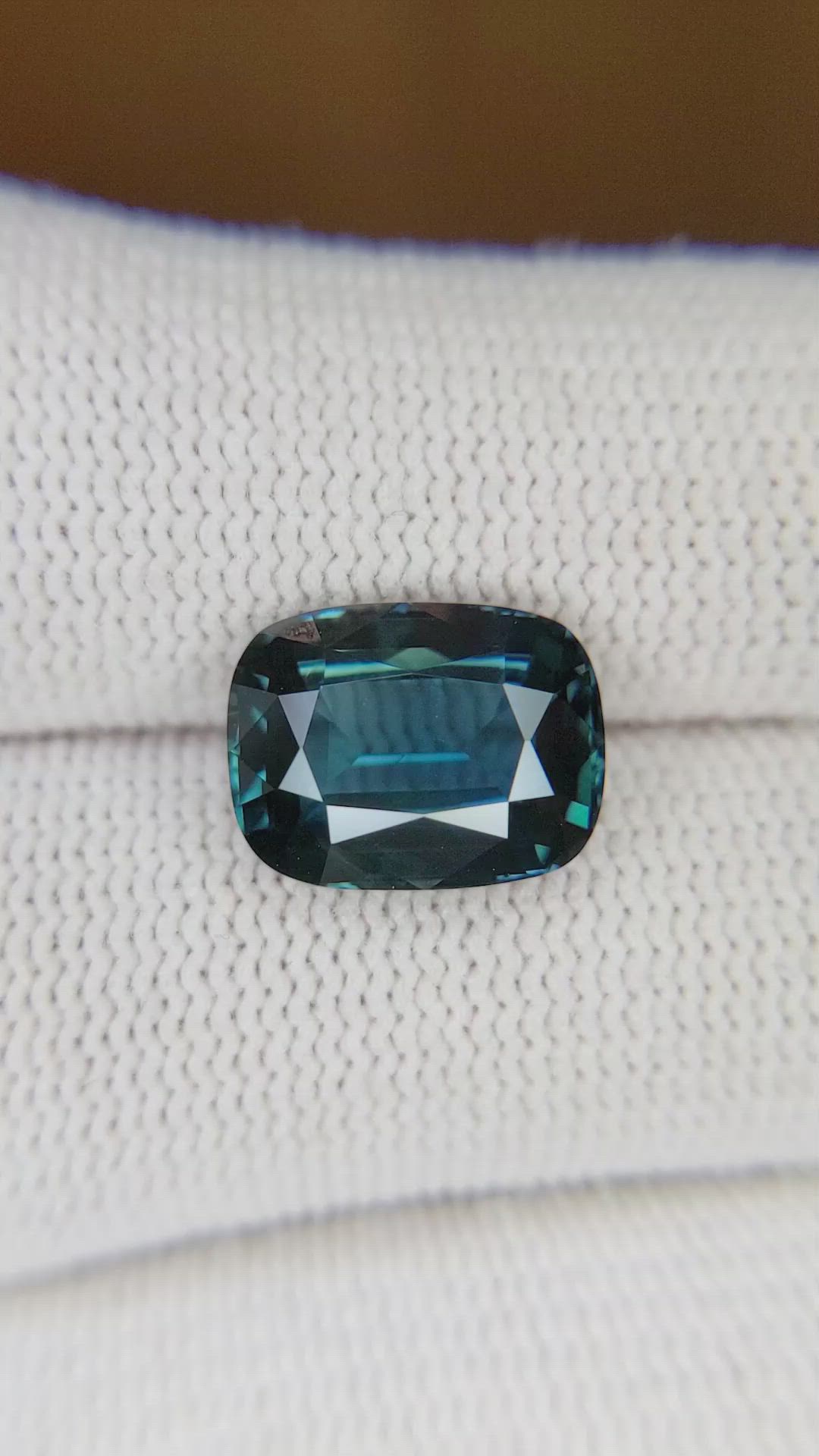 5.32 Ct. Greenish Blue Sapphire from Ceylon (Sri Lanka) Size Video