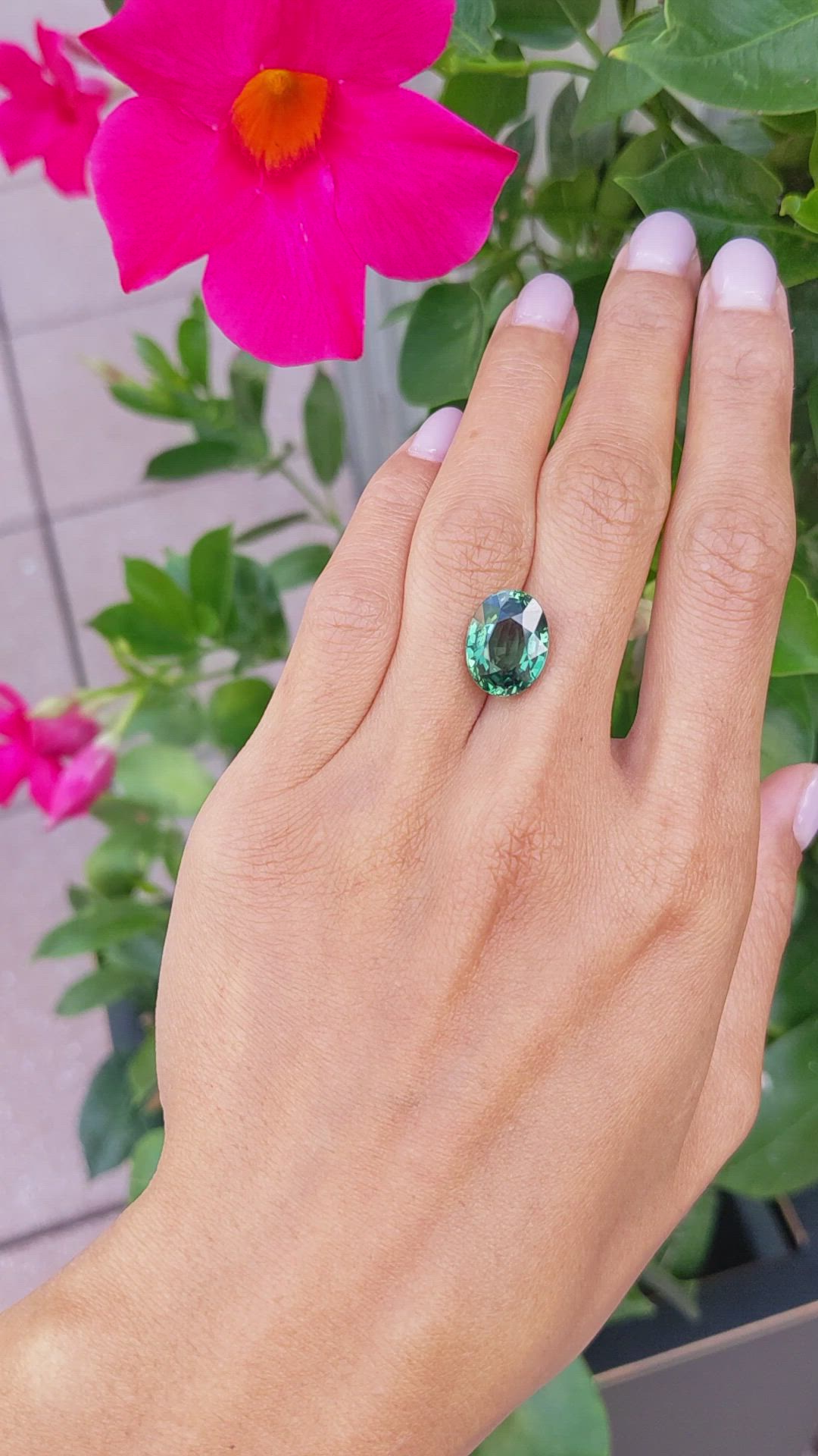 9.25 Ct. Green Sapphire from Ceylon (Sri Lanka) Size Video