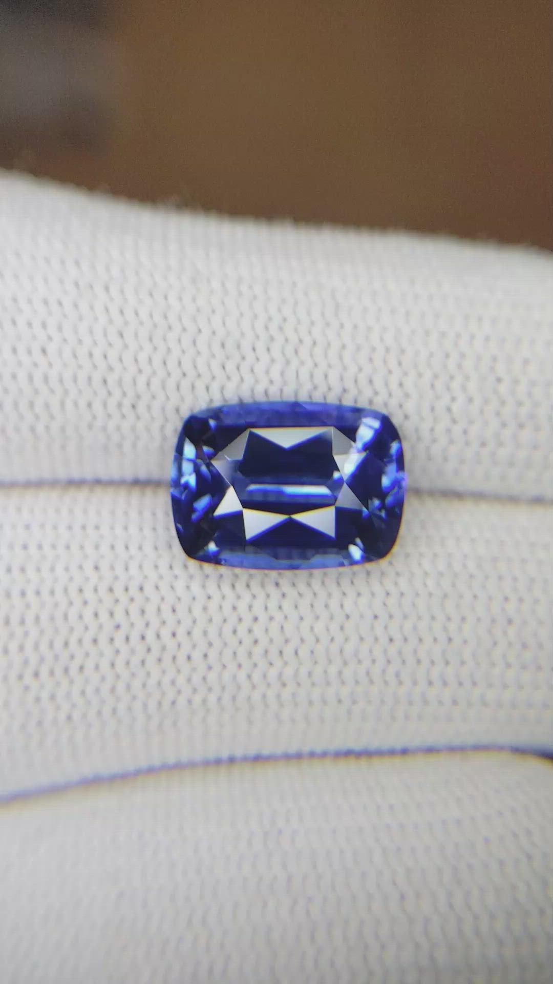 7.02 Ct. Blue Sapphire from Ceylon (Sri Lanka) Size Video