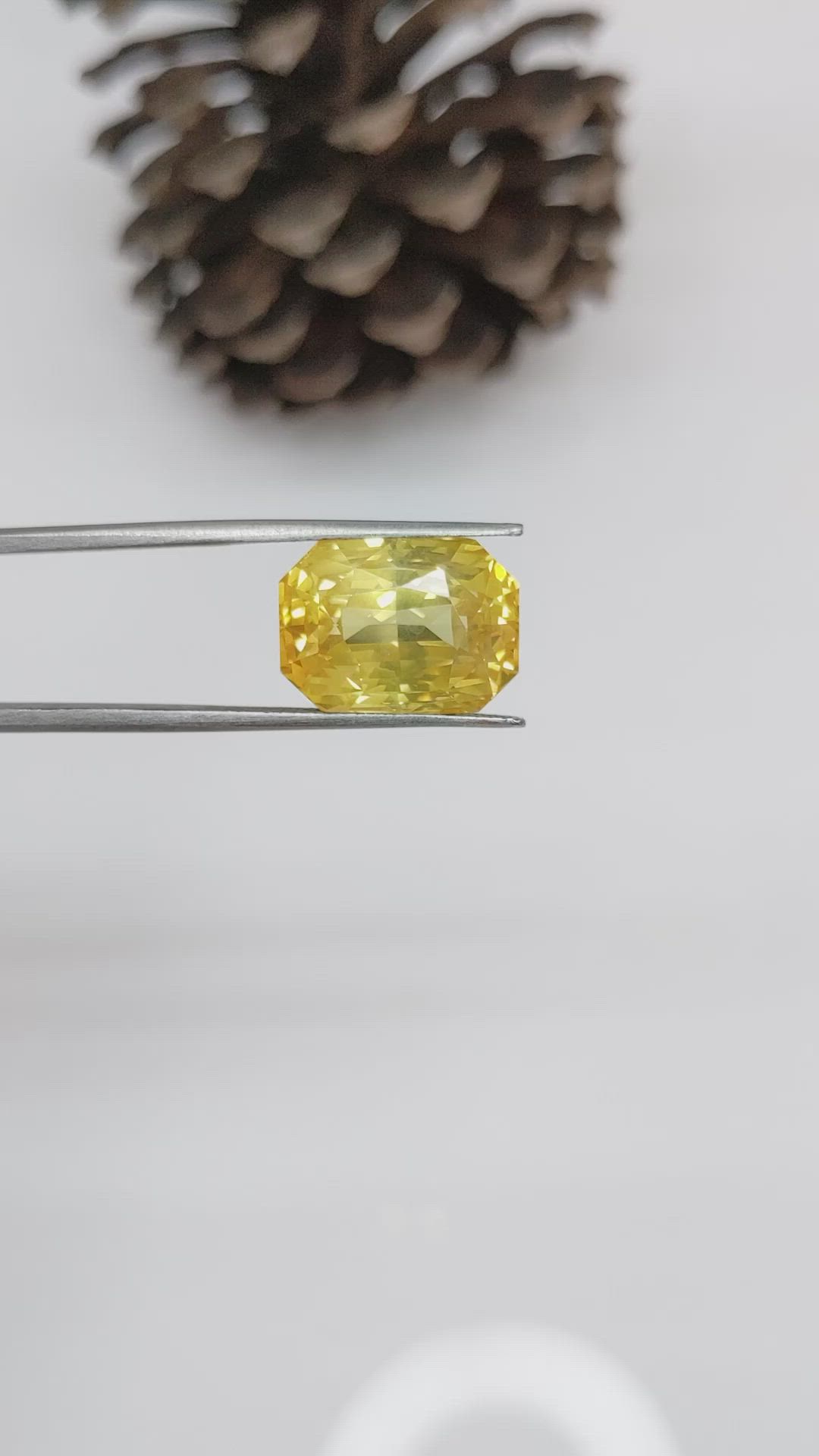 18.20 Ct. Yellow Sapphire from Ceylon (Sri Lanka) Size Video